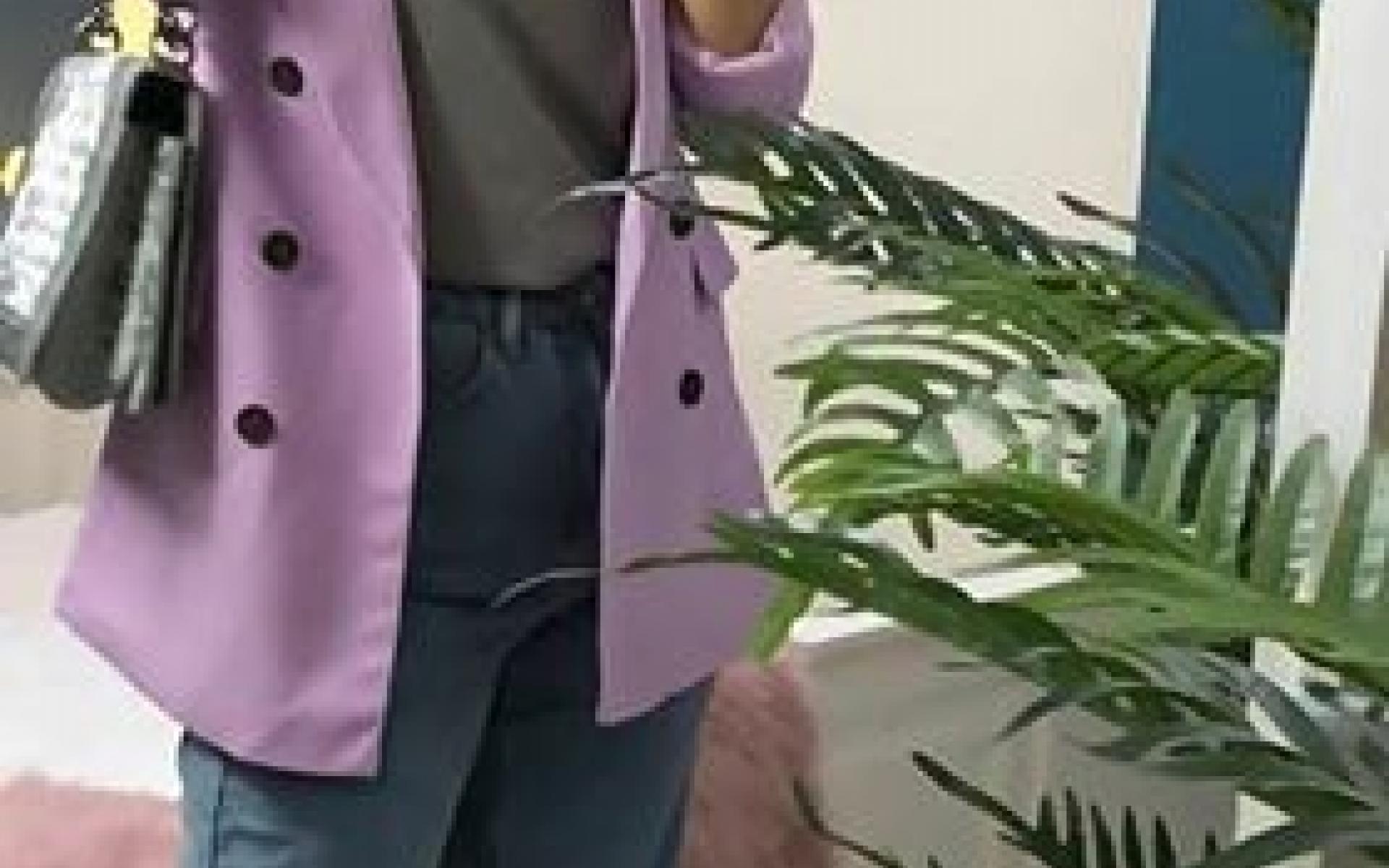 اعتمدت العارضة إطلالة كلاسيكية من الدرجة الاولة فقد اعتمدت بليزر باللون الموف وتوب باللون الرمادى وبنطلون أزرق جينز، ونسقت معه حجاب باللون الرمادى وحذاء أبيض رائع.  يمكنك إعتماد هذا الإطلالة إذا كنتى تبحثين عن شي كلاسيكى مميز وشيك. اعتمدت العارضة إطلالة كلاسيكية من الدرجة الاولة فقد اعتمدت بليزر باللون الموف وتوب باللون الرمادى وبنطلون أزرق جينز، ونسقت معه حجاب باللون الرمادى وحذاء أبيض رائع.  يمكنك إعتماد هذا الإطلالة إذا كنتى تبحثين عن شي كلاسيكى مميز وشيك.