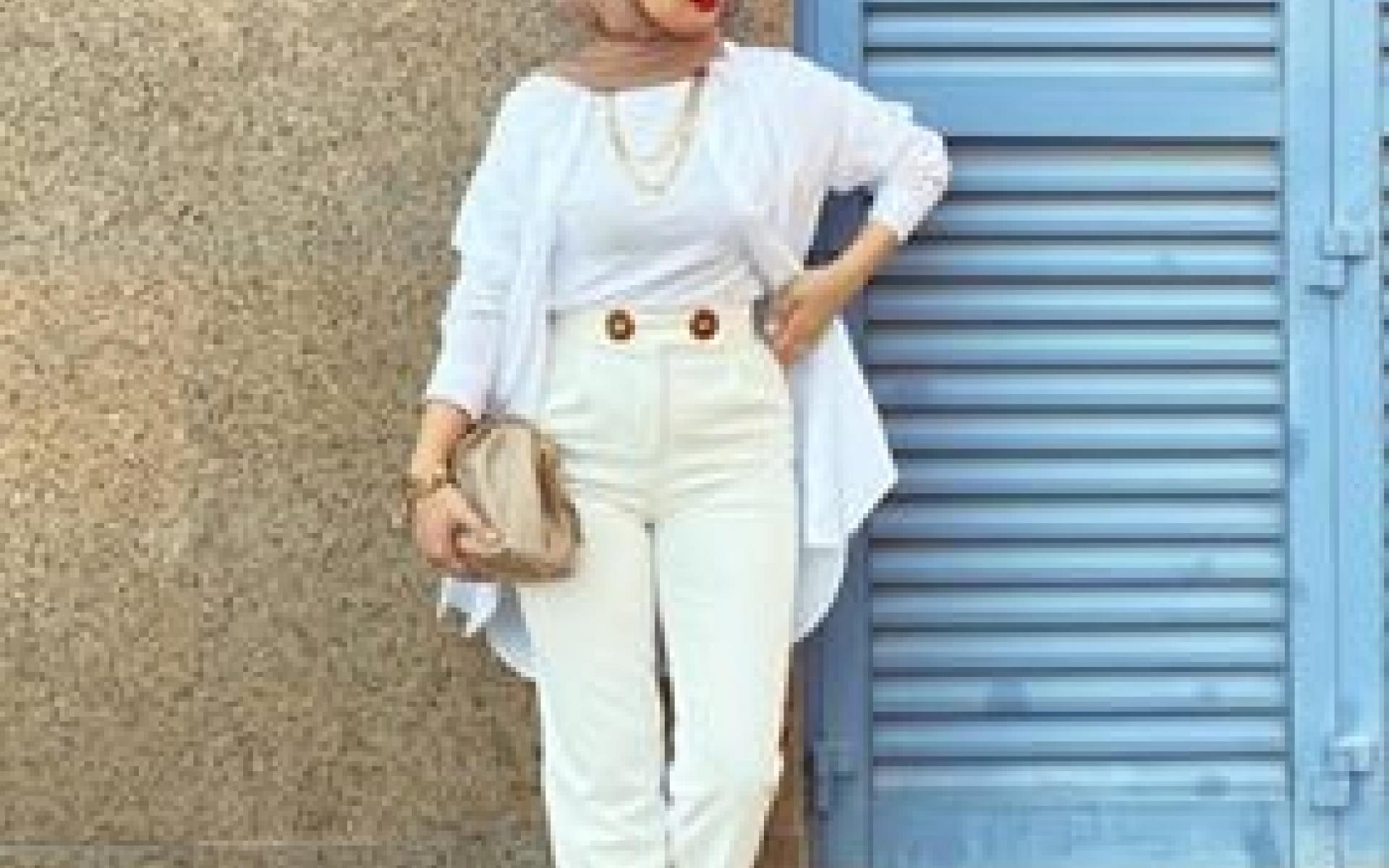 اختارت العارضة بنطلون مام فيت باللون الأبيض ونسقت معه توب أبيض وقميص طويل باللون الأبيض، وزينت الإطلالة بحجاب وحقيبة وحذاء باللون البيج، واضافت قطعة من الإكسسوار الذهبي وبدت في غاية الروعة. يمكنك إعتماد هذه الإطلالة في خروجة صباحية وأيضاً خروجة مسائية . اختارت العارضة بنطلون مام فيت باللون الأبيض ونسقت معه توب أبيض وقميص طويل باللون الأبيض، وزينت الإطلالة بحجاب وحقيبة وحذاء باللون البيج، واضافت قطعة من الإكسسوار الذهبي وبدت في غاية الروعة. يمكنك إعتماد هذه الإطلالة في خروجة صباحية وأيضاً خروجة مسائية .