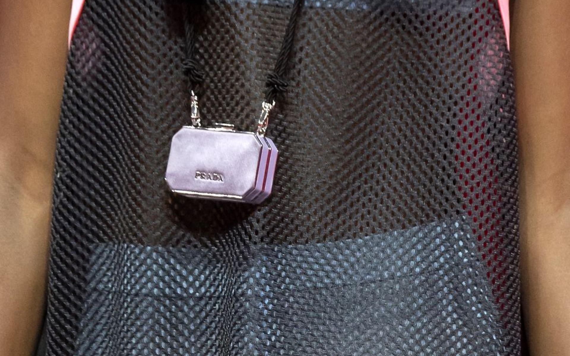 الحقائب الكروس الصغيرة جدًا  قد تتفاجئين من حجم هذه الحقيبة، إلا أن هناك بعض الفتيات التي يفضلن هذا الحجم؛ والذي يبدو أنه مناسب لحمل النقود فقط، لا تترددي في اقتناء واحدة، فلديها أشكال ممتعة! الحقائب الكروس الصغيرة جدًا  قد تتفاجئين من حجم هذه الحقيبة، إلا أن هناك بعض الفتيات التي يفضلن هذا الحجم؛ والذي يبدو أنه مناسب لحمل النقود فقط، لا تترددي في اقتناء واحدة، فلديها أشكال ممتعة!