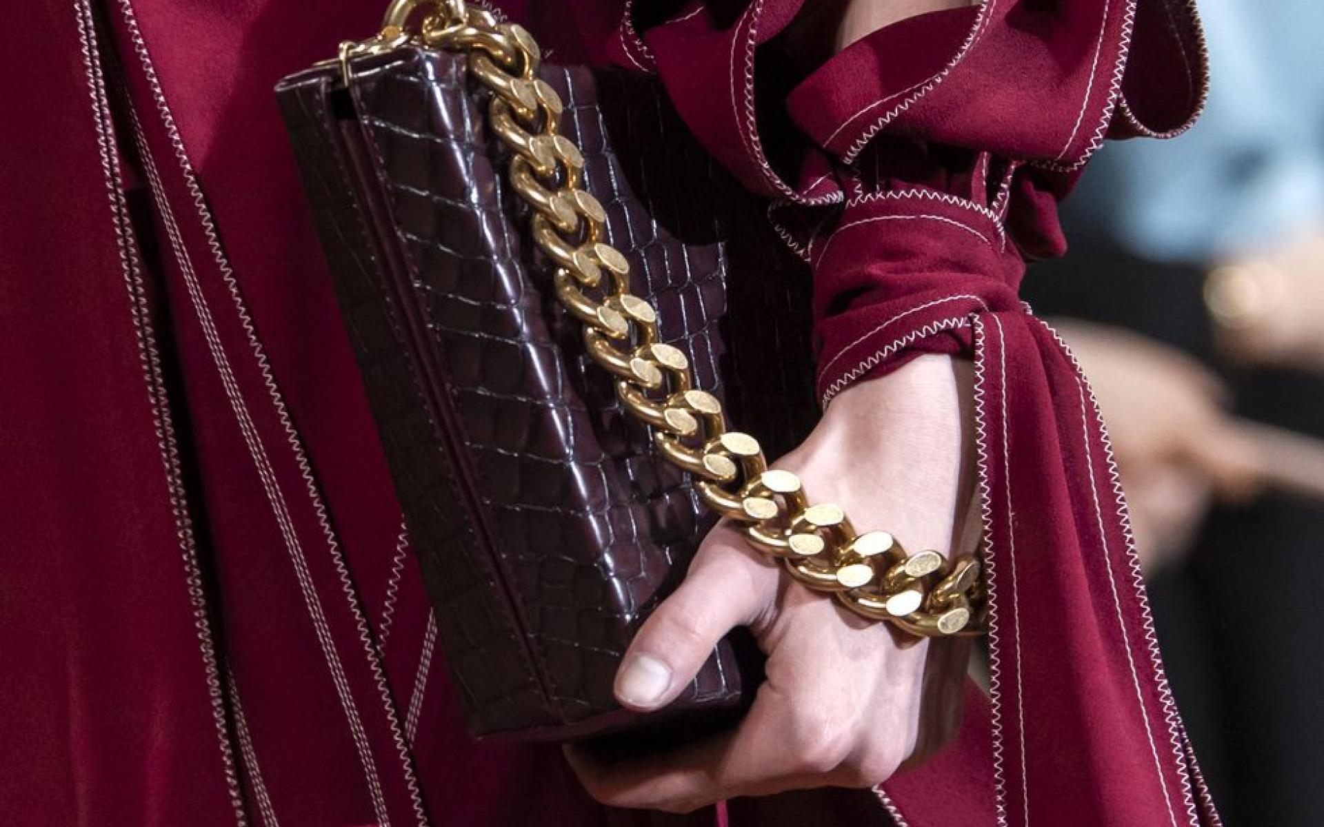 لن تتفاجئ بكون الحقيبة المزودة بسلسلة سميكة من اتجاهات شتاء 2020، نظرًا لانتشارها بشكل كبير في الآونة الأخيرة، فهي تعطي مظهرًا أنيقًا بكل تأكيد. لن تتفاجئ بكون الحقيبة المزودة بسلسلة سميكة من اتجاهات شتاء 2020، نظرًا لانتشارها بشكل كبير في الآونة الأخيرة، فهي تعطي مظهرًا أنيقًا بكل تأكيد.