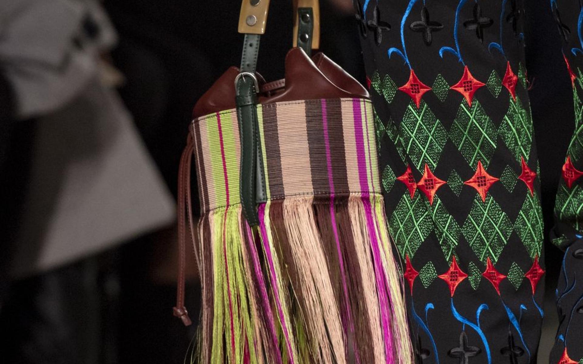 تعد الحقائب ذات الخيوط الملونة موضة للشتاء القادم، فهي مميزة وستعطيكِ مظهرًا جميلًا لإكمال أناقتك. تعد الحقائب ذات الخيوط الملونة موضة للشتاء القادم، فهي مميزة وستعطيكِ مظهرًا جميلًا لإكمال أناقتك.