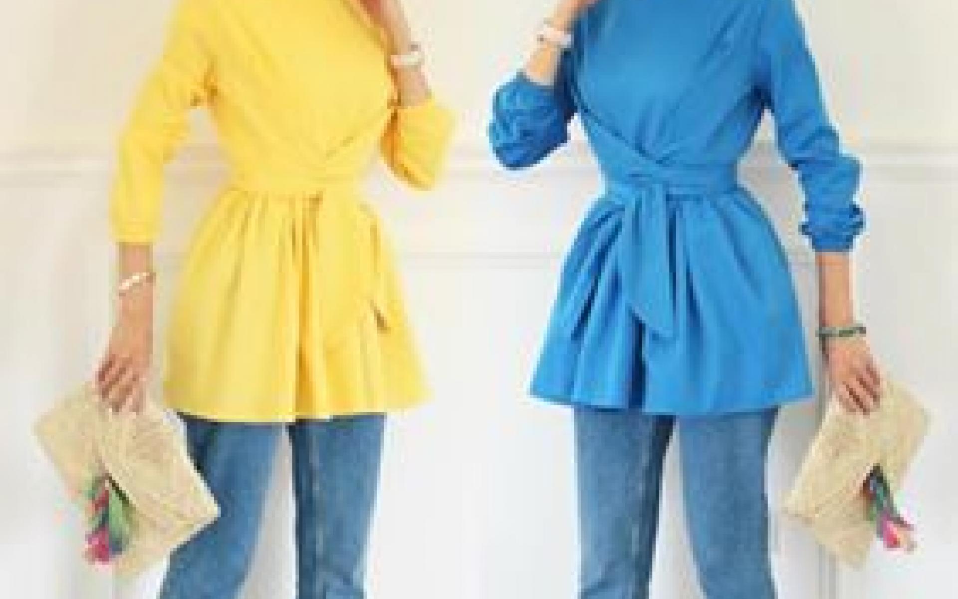 اعتمدت العارضة على فستان أسود طويل باللون الأسود وبنطلون مام فيت باللون الأزرق وحذاء وحقيبة باللون الأسود. اعتمدت العارضة على فستان أسود طويل باللون الأسود وبنطلون مام فيت باللون الأزرق وحذاء وحقيبة باللون الأسود.