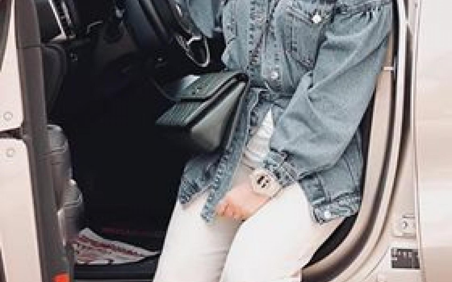 إطلالة رياضية سهلو ومريحة، قررت العارضة اعتماد بنطلون أبيض مام فيت وجاكيت أزرق جينز وزينت الإطلالة بحجاب أبيض وحذاء رياضي باللون الرمادى. إطلالة سهلة وبسيطة ومريحة يمكنك إعتمادها في أى وقت، ماعدا الخروج ليلاً ، فهى إطلالة نهارية من الدرجة الأولى. إطلالة رياضية سهلو ومريحة، قررت العارضة اعتماد بنطلون أبيض مام فيت وجاكيت أزرق جينز وزينت الإطلالة بحجاب أبيض وحذاء رياضي باللون الرمادى. إطلالة سهلة وبسيطة ومريحة يمكنك إعتمادها في أى وقت، ماعدا الخروج ليلاً ، فهى إطلالة نهارية من الدرجة الأولى.