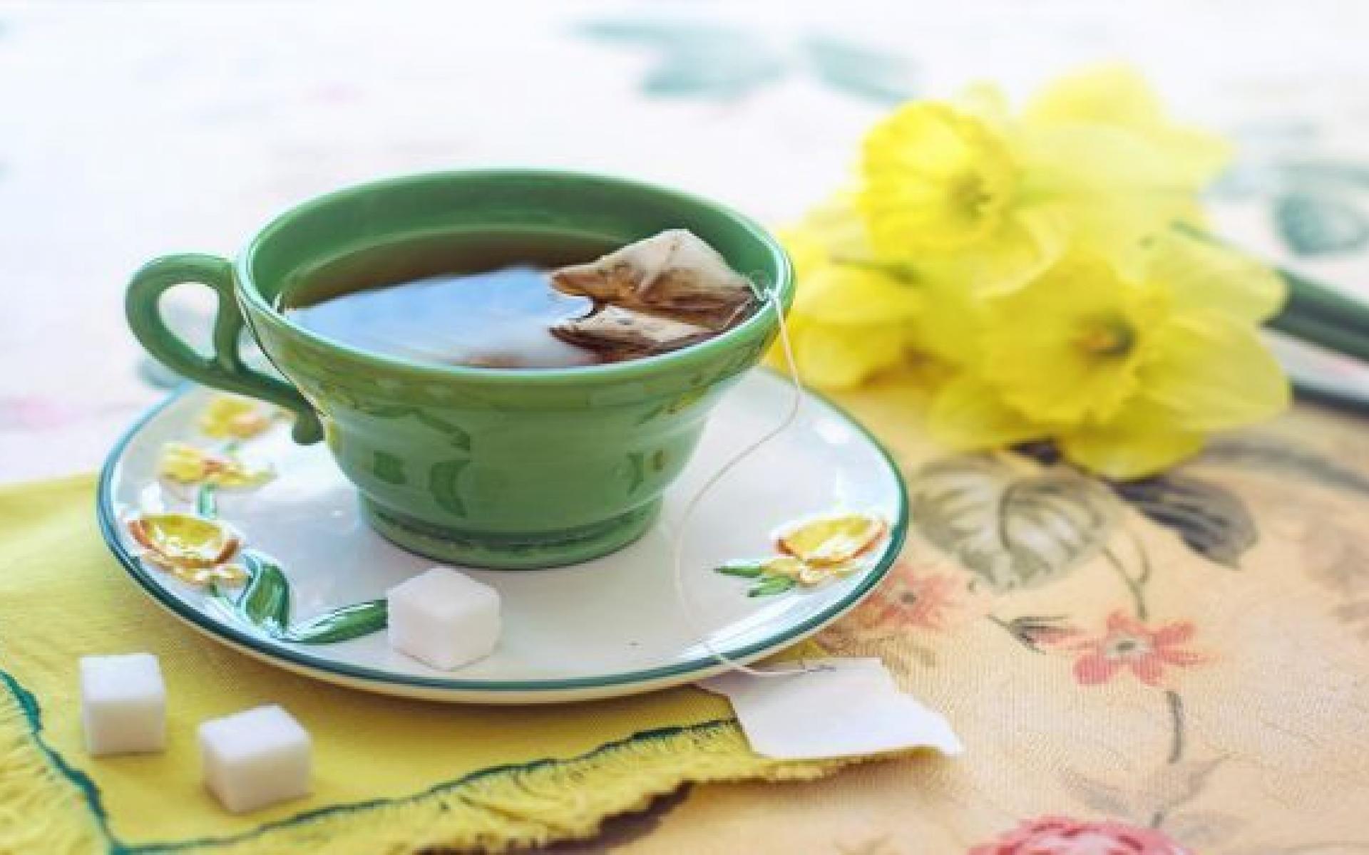 الشاي الأخضر الغني بمضادات الأكسدة ليس له خصائص إزالة السموم ولكنه يعزز جهاز المناعة أيضًا. يمكن أن يحمي شرب الشاي الأخضر كبدك من الآثار الضارة للمواد السامة مثل الكحول.