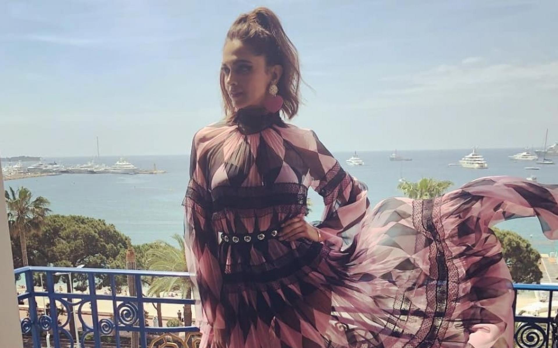 ظهرت جميلة بوليوود " ديبيكا بادكون" بفستان طويل باللونين الأسود والبينك، هو فستان صيفي من الدرجة الأولى بخامة مميزة وخفيفة تناسب هذا الموسم الحار، وفي حالة تنسيقه مع الحجاب ما عليك سوى اختيار حجاب للرأس باللون الأسود أو البينك وحذاء أسود وشنطة سوداء، وتكتمل إطلالة صيفية مناسبة للحجاب يمكن ارتداؤها بالمساء وفي خروجة مع الاصدقاء.