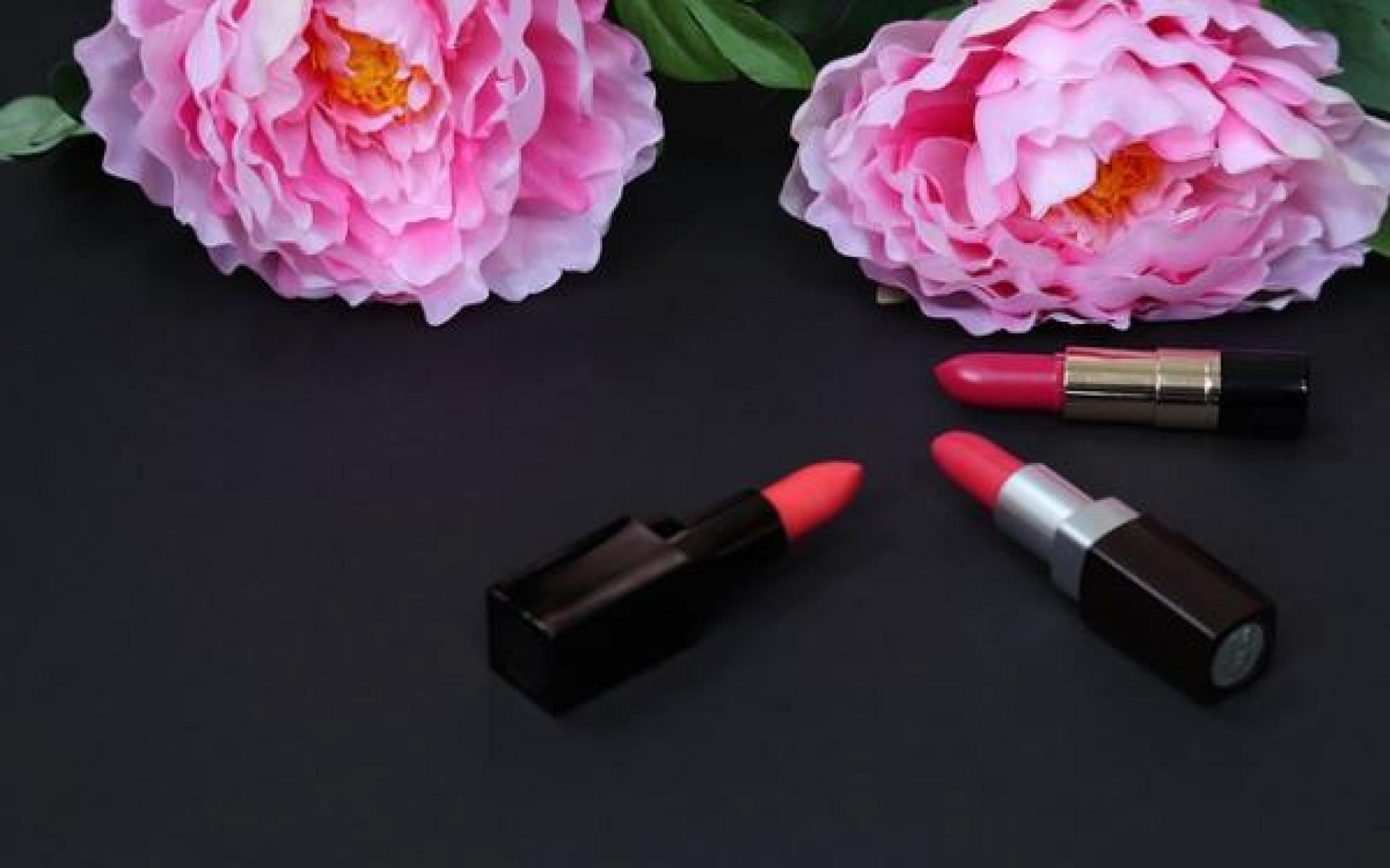 الوردي الكريمي: تعتبر حمره الشفاه بدرجات الوردي الكريمي هي من الألوان الرائجه لعروس 2020 حيث تناسب جميع الوان البشره وتتميز برقتها وأناقتها.