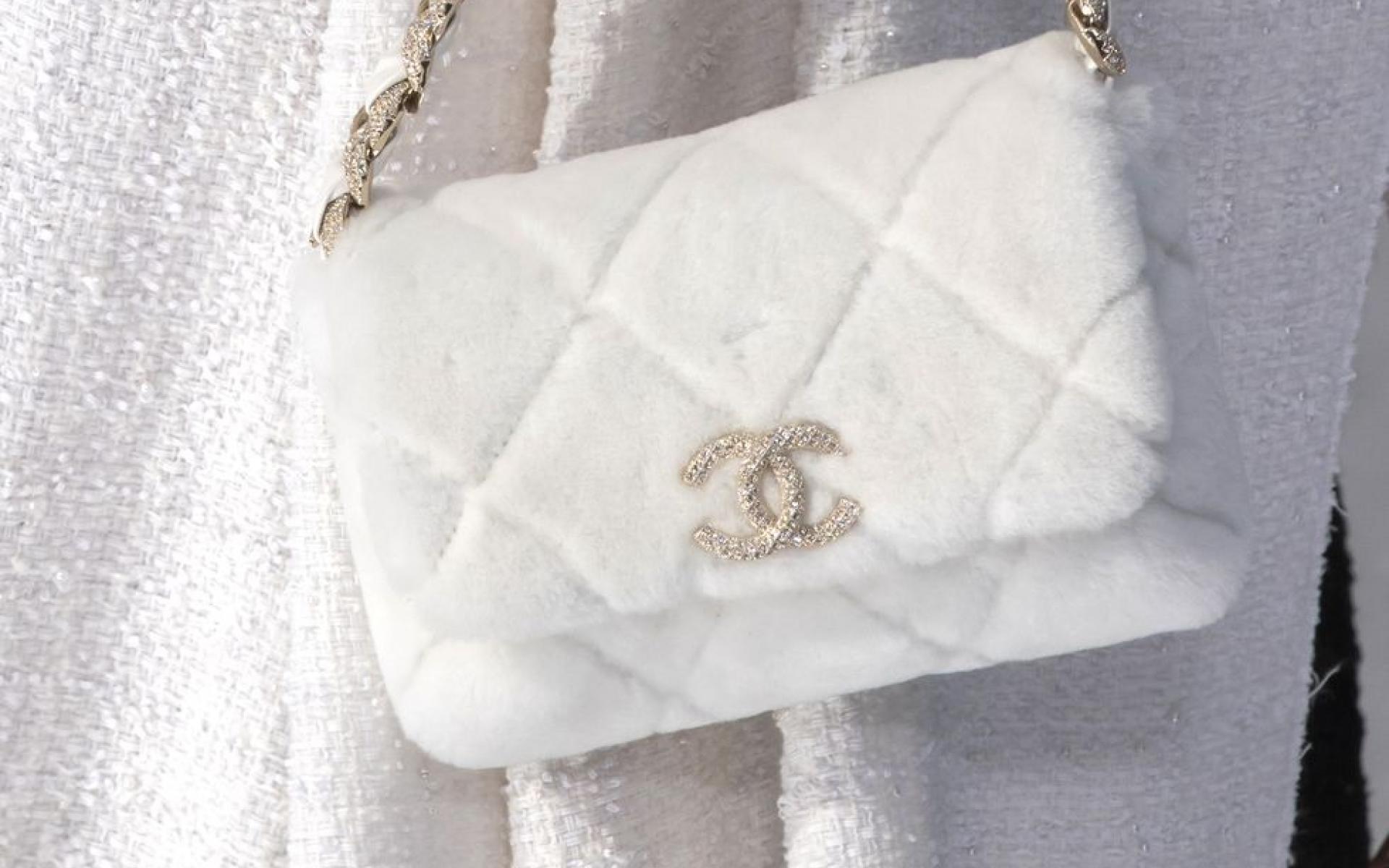 حقيبة الفرو تشبه هذه الحقيبة الوسادة، لكن هذا الاتجاه الأنيق من الحقائب مناسب جدًا للسهرات. حقيبة الفرو تشبه هذه الحقيبة الوسادة، لكن هذا الاتجاه الأنيق من الحقائب مناسب جدًا للسهرات.