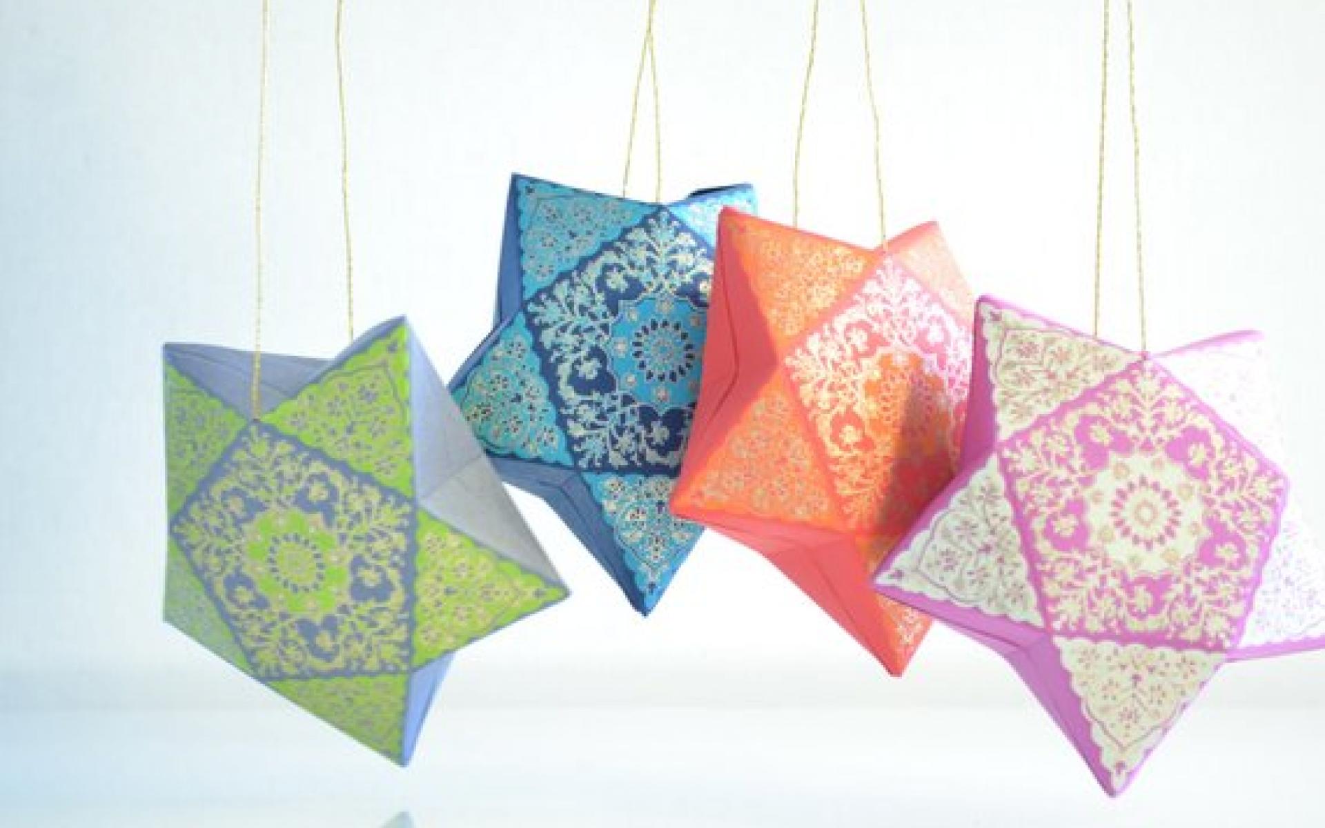 الزينة المصنوعة من الورق يدويًا وبتصميمات جذابة مثل صناديق النجوم المعلقة بسلسلة ذهبية، ويمكنك تعليقها في غرفك ولى الأبواب والنوافذك لتزيين المنزل في رمضان. الزينة المصنوعة من الورق يدويًا وبتصميمات جذابة مثل صناديق النجوم المعلقة بسلسلة ذهبية، ويمكنك تعليقها في غرفك ولى الأبواب والنوافذك لتزيين المنزل في رمضان.