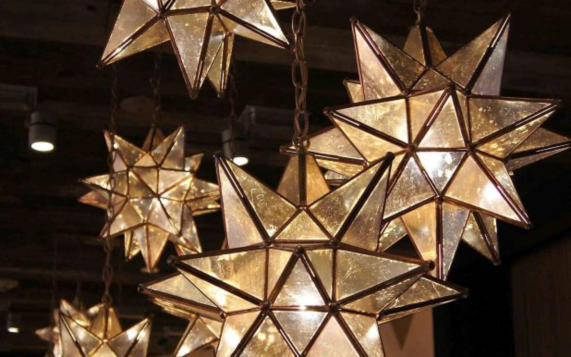 يمكنك تعليق فوانيس القمر الورقية على سقف الردهة الخاص بك، مما سيخلق جوًا سحريًا في الليل.