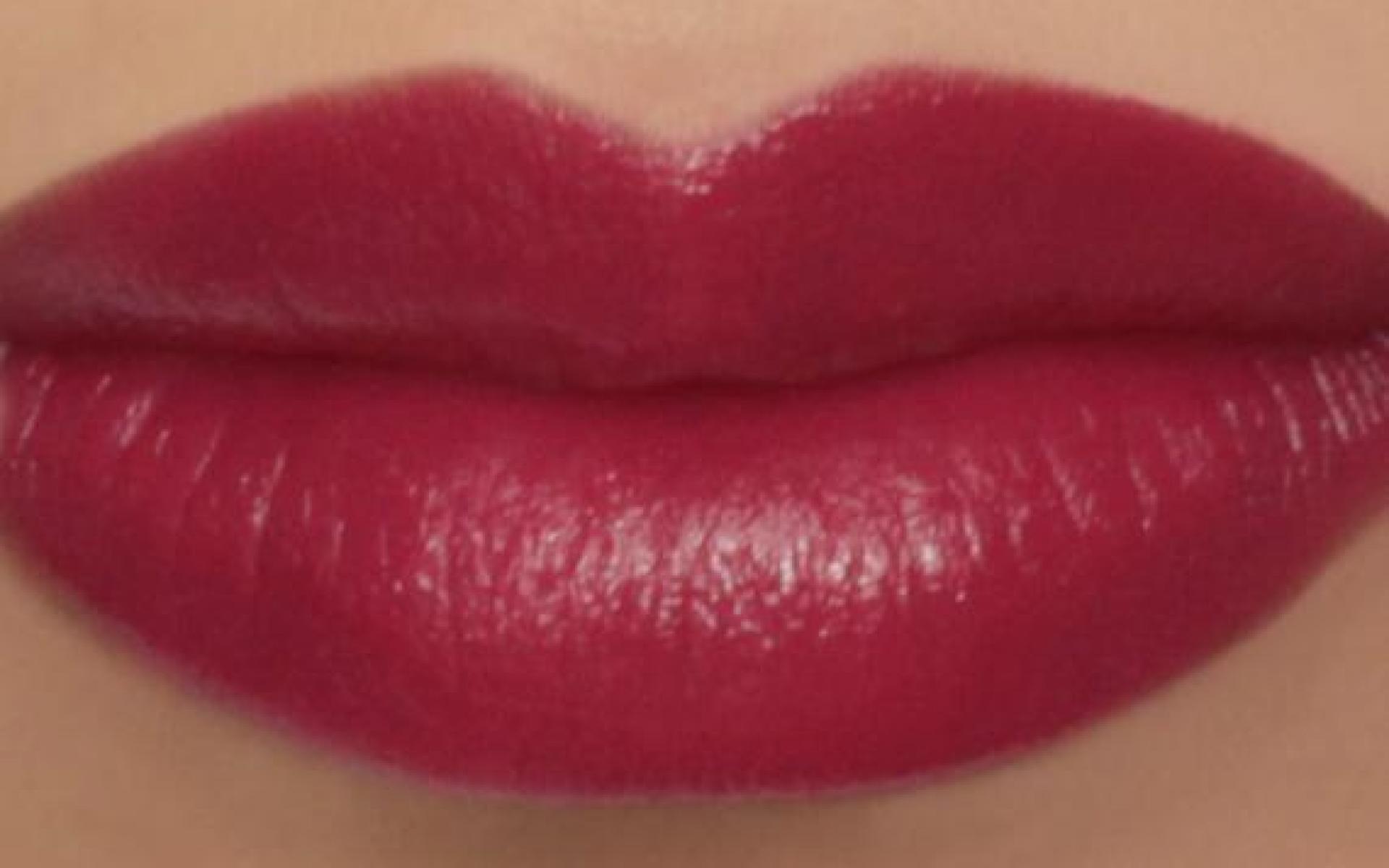 لون التوت: من الألوان الأنثويه الرقيقه والناعمه هو حمره الشفاه بلون التوت فهي تضفي اناقه وعصريه على عروس 2020.