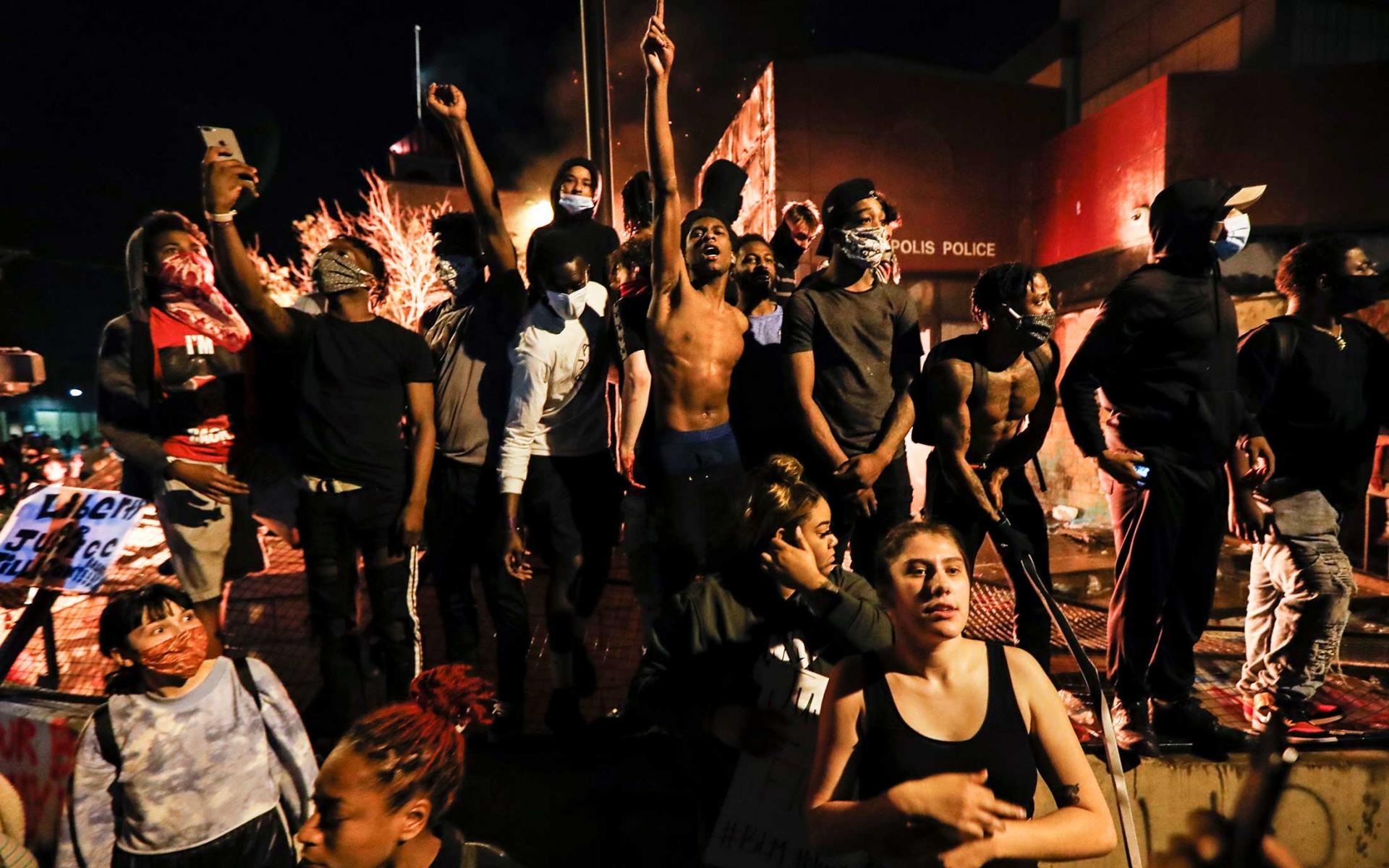 متظاهرون يتظاهرون بجانب مركز للشرطة في مينيابوليس ، مينيسوتا في 28 مايو 2020 ، بعد وفاة جورج فلويد متظاهرون يتظاهرون بجانب مركز للشرطة في مينيابوليس ، مينيسوتا في 28 مايو 2020 ، بعد وفاة جورج فلويد