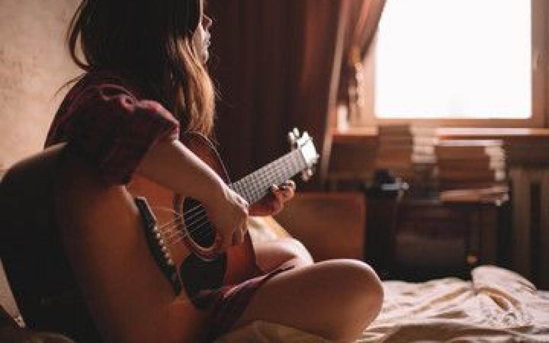 التركيز على هواياتك: قد يسيطر عليكِ الشعور بالملل خلال فترة الإغلاق، ولكن التركيز على هواياتك وتنمية مواهبك سيساعدك في تجاوز هذا الشعور، فلا تهملي هواياتك.