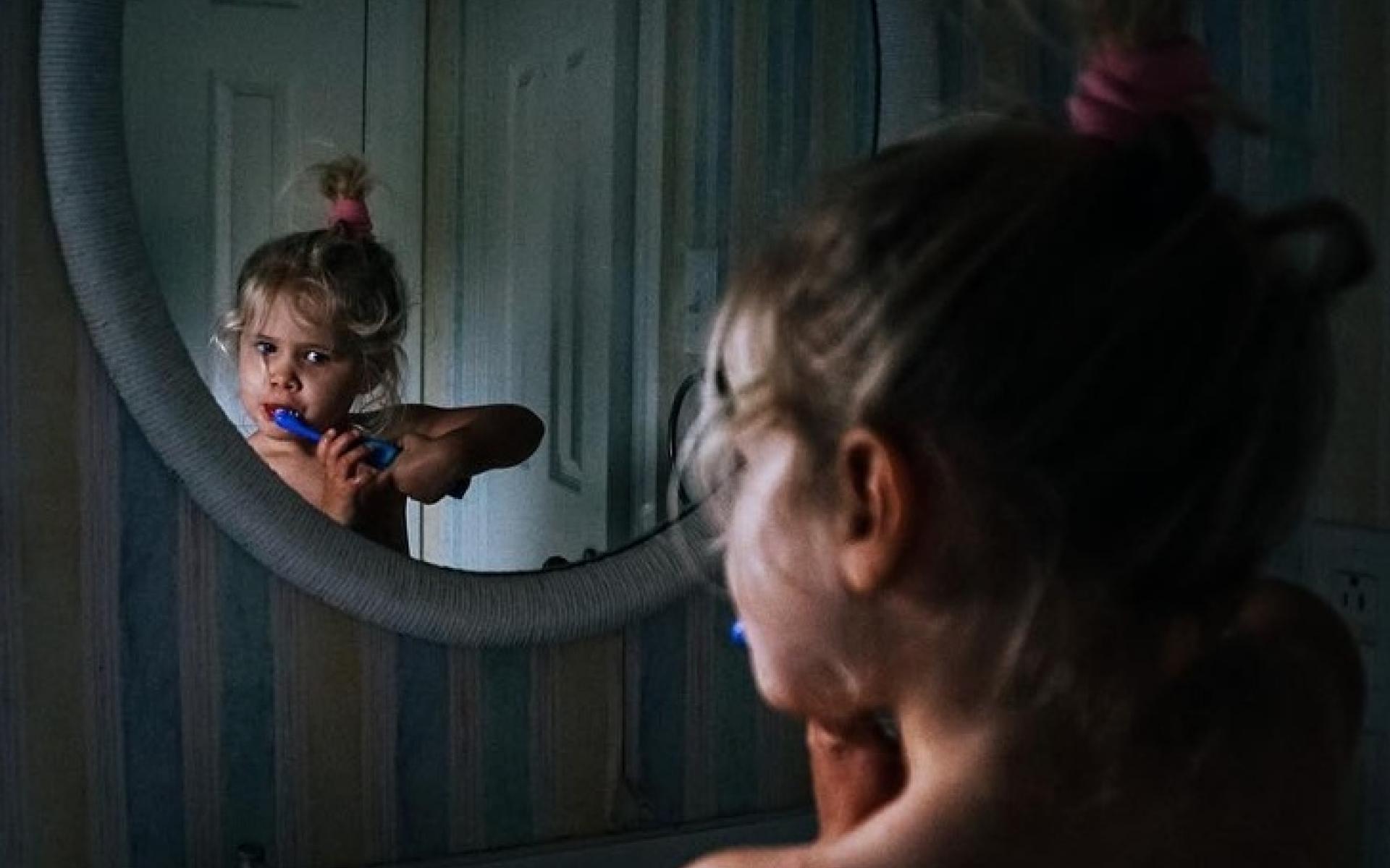 مصورة تلتلقط صور الأطفال بطرق مميزة