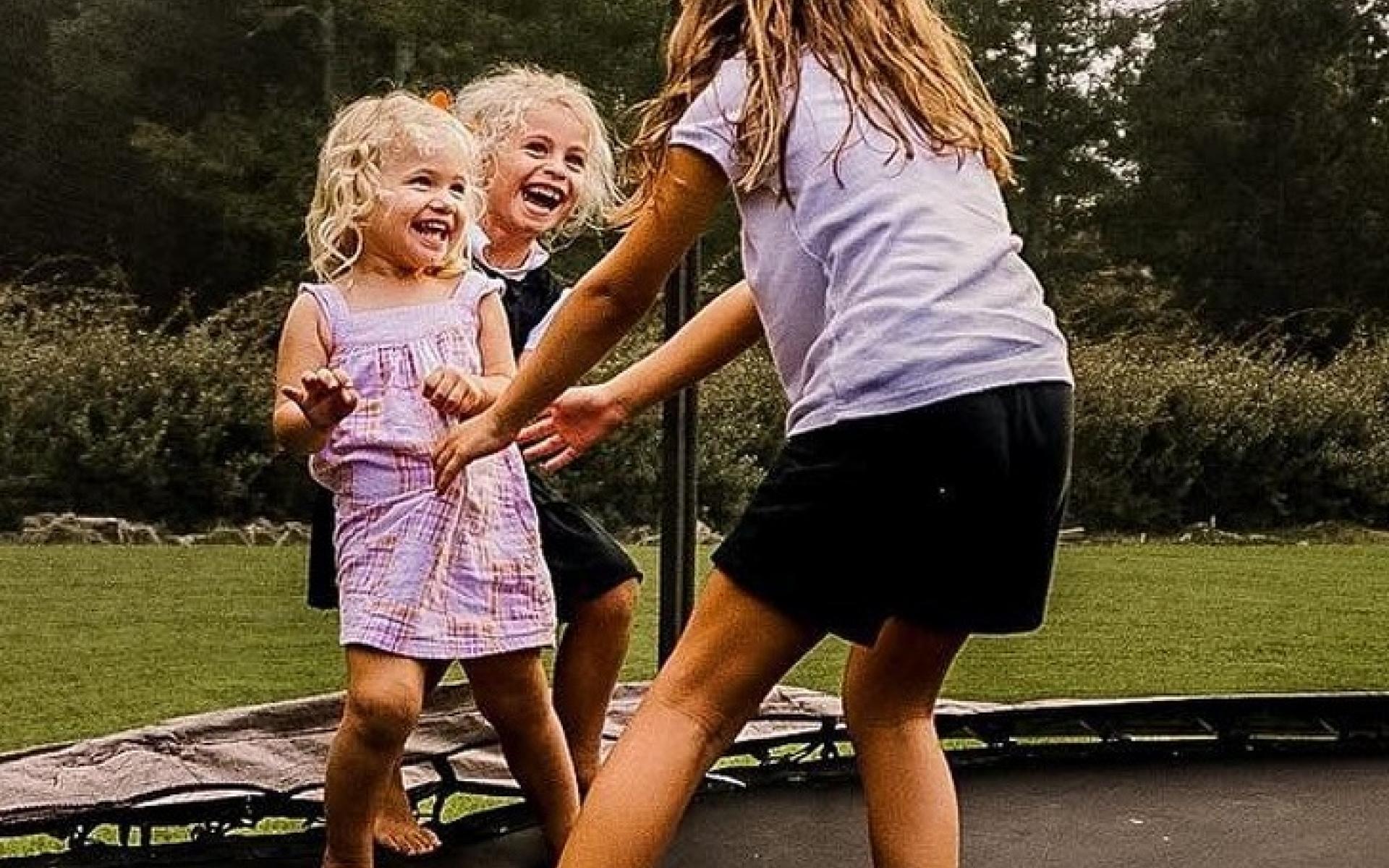 مصورة تلتلقط صور الأطفال بطرق مميزة