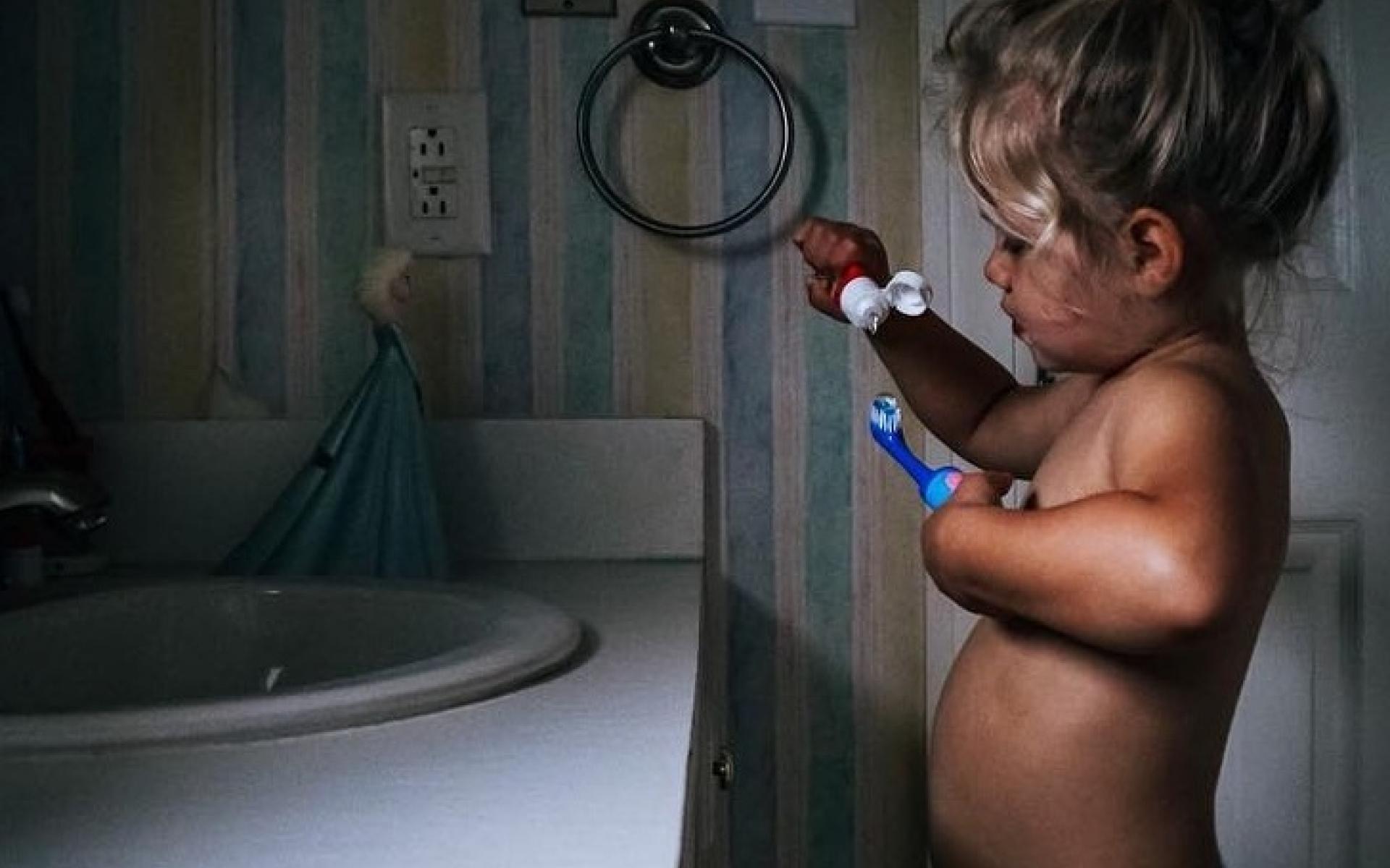 مصورة تلتلقط صور الأطفال بطرق مميزة