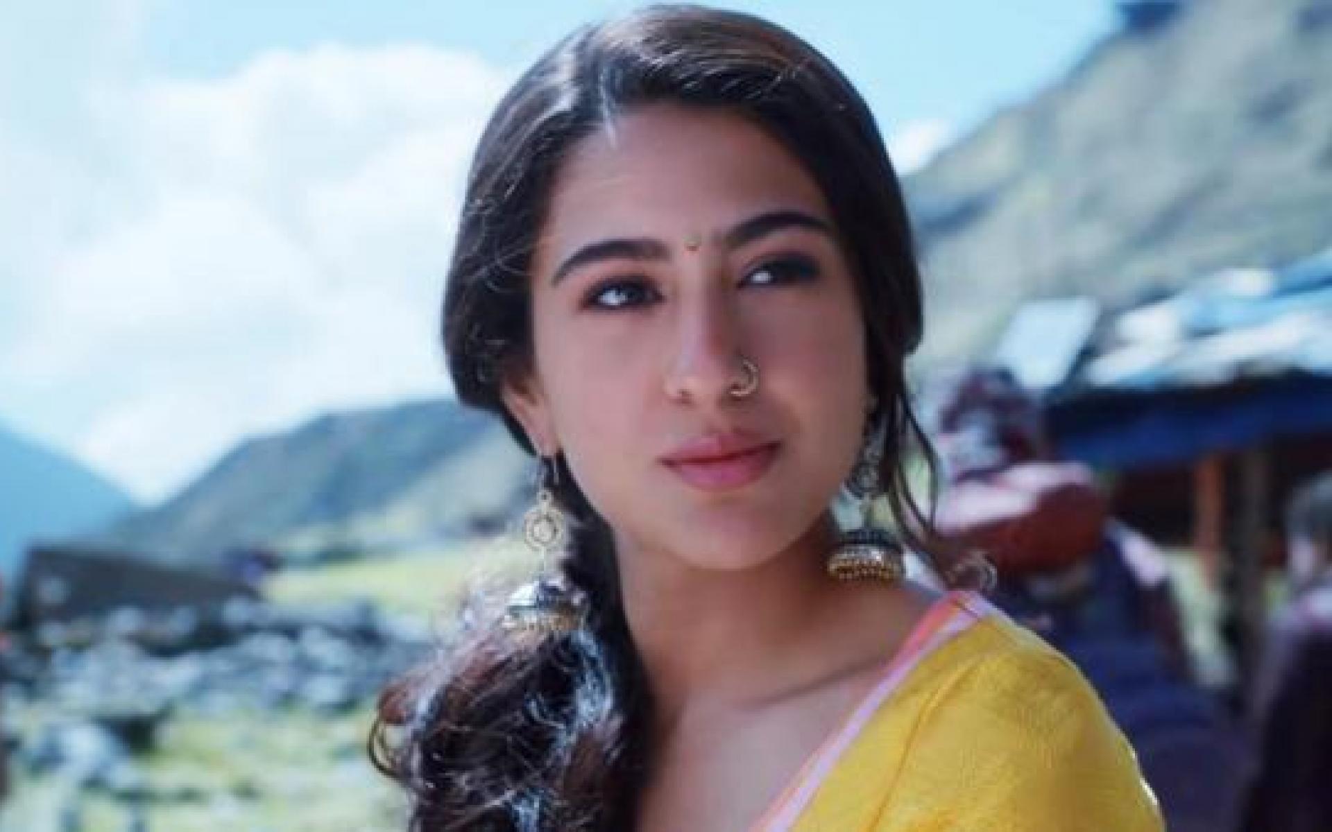 سارة على خان: تألقت الممثلة الهندية سارة على خان بموضة البرسينج بوضع حلقة فضية مستديرة على الانف مع الاقراط الهندية التقليدية وبدت في غاية الرقة والأناقة.