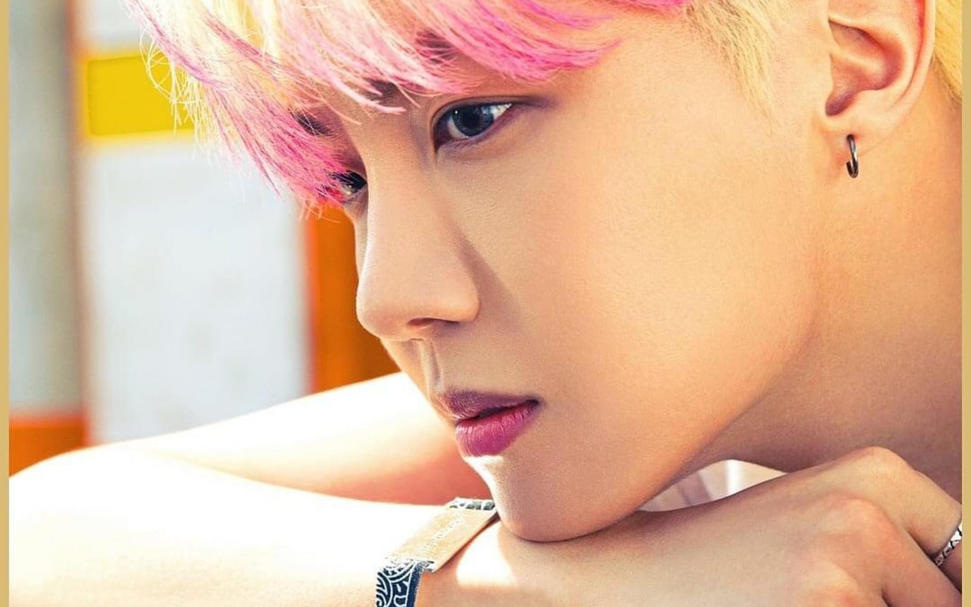 جايهوب J-Hope: مغني راب وراقص وملحن ومصمم رقصات كوري جنوبي، عضو في فرقة الصبيان BTS، كما له أعمال منفردة. جايهوب J-Hope: مغني راب وراقص وملحن ومصمم رقصات كوري جنوبي، عضو في فرقة الصبيان BTS، كما له أعمال منفردة.