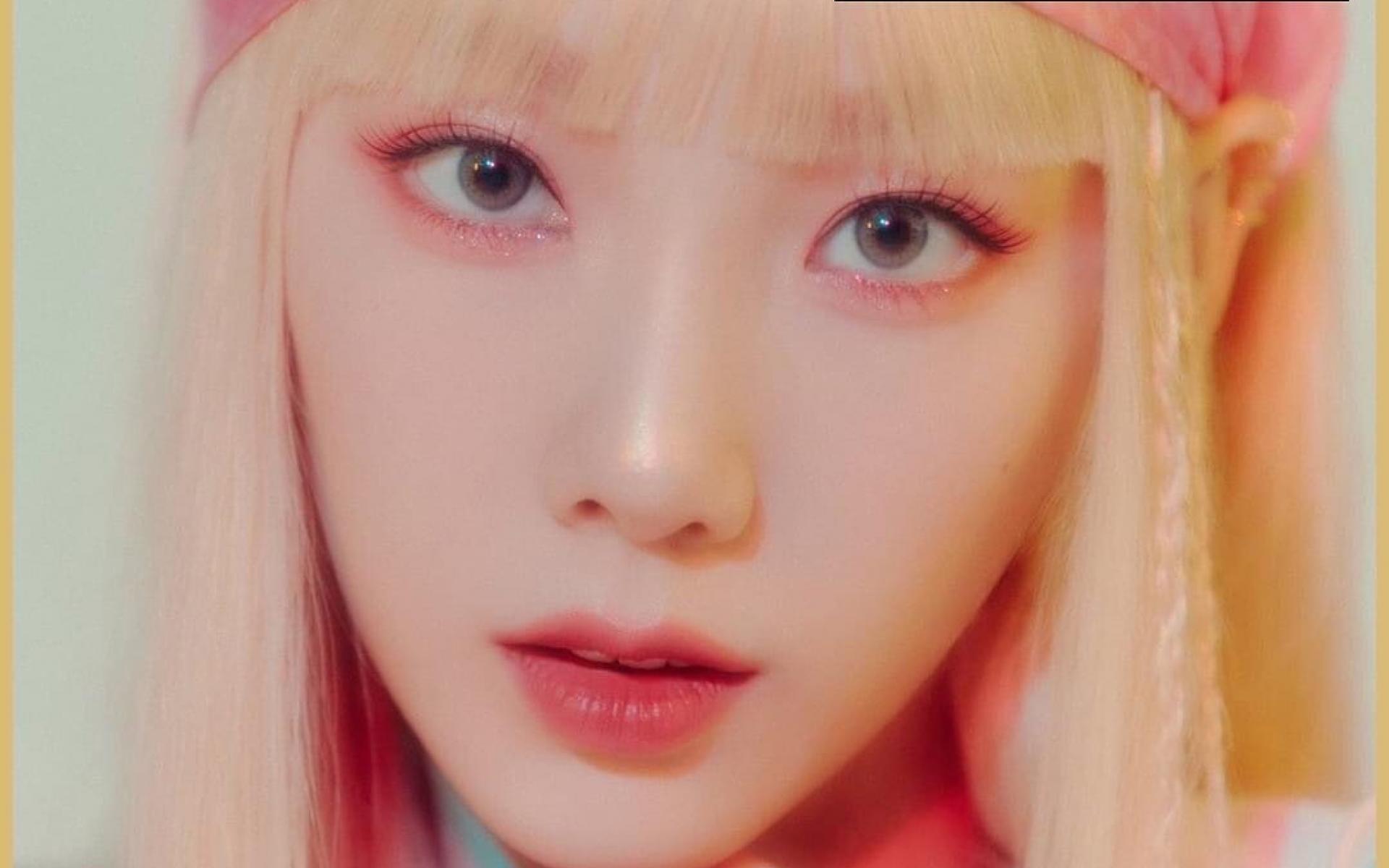 كيم تايون Kim Tae-yeon: هي مغنية كورية، ومقدمة، ومذيعة راديو، وراقصة، وممثلة، وعارضة أزياء، وقائدة فرقة الفتيات Girls' Generation. كيم تايون Kim Tae-yeon: هي مغنية كورية، ومقدمة، ومذيعة راديو، وراقصة، وممثلة، وعارضة أزياء، وقائدة فرقة الفتيات Girls' Generation.
