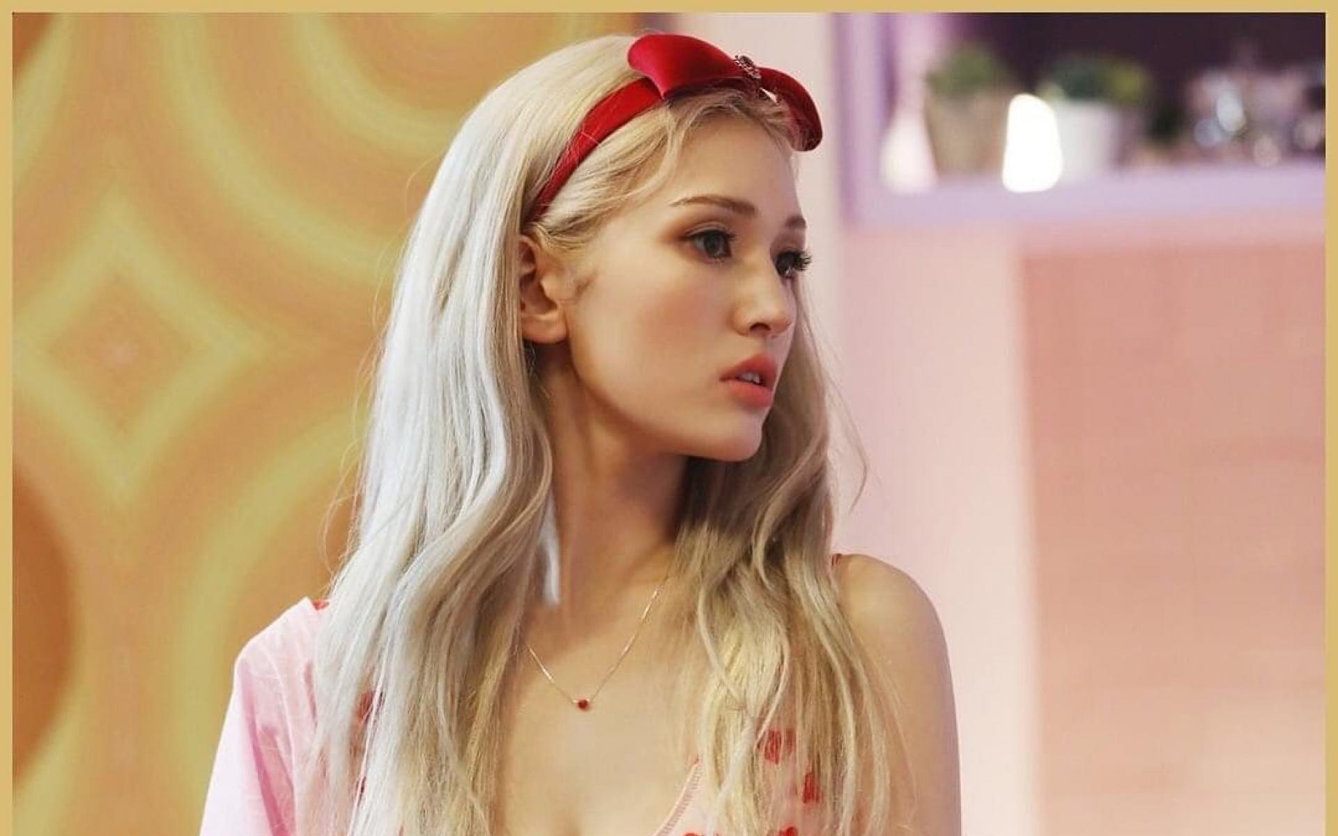 سومي SOMI: جيون سو-مي هي مغنية كندية كورية، انضمت للعديد من الفرق الموسيقية منها I.O.I و Girls Next Door و Unnies. وهي مازلت عضوة في Girls Next Door. سومي SOMI: جيون سو-مي هي مغنية كندية كورية، انضمت للعديد من الفرق الموسيقية منها I.O.I و Girls Next Door و Unnies. وهي مازلت عضوة في Girls Next Door.