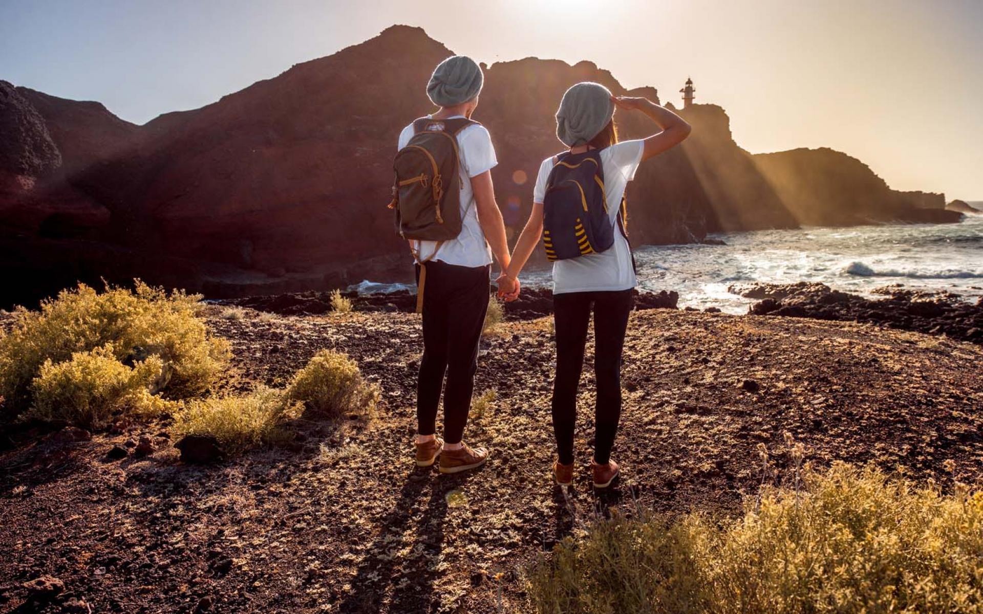 جولة في الأماكن المفضلة لديكما: الذهاب إلى الأماكن المفضلة التي تجمعكما، ستعيد بلا شك الذكريات اللطيفة والمواقف الطريفة والرومانسية، كأن تتذكرا أنكما نقشتما إسميكما على جذع شجرة معينة في حديقة كنتما تذهبان إليها باستمرار. جولة في الأماكن المفضلة لديكما: الذهاب إلى الأماكن المفضلة التي تجمعكما، ستعيد بلا شك الذكريات اللطيفة والمواقف الطريفة والرومانسية، كأن تتذكرا أنكما نقشتما إسميكما على جذع شجرة معينة في حديقة كنتما تذهبان إليها باستمرار.