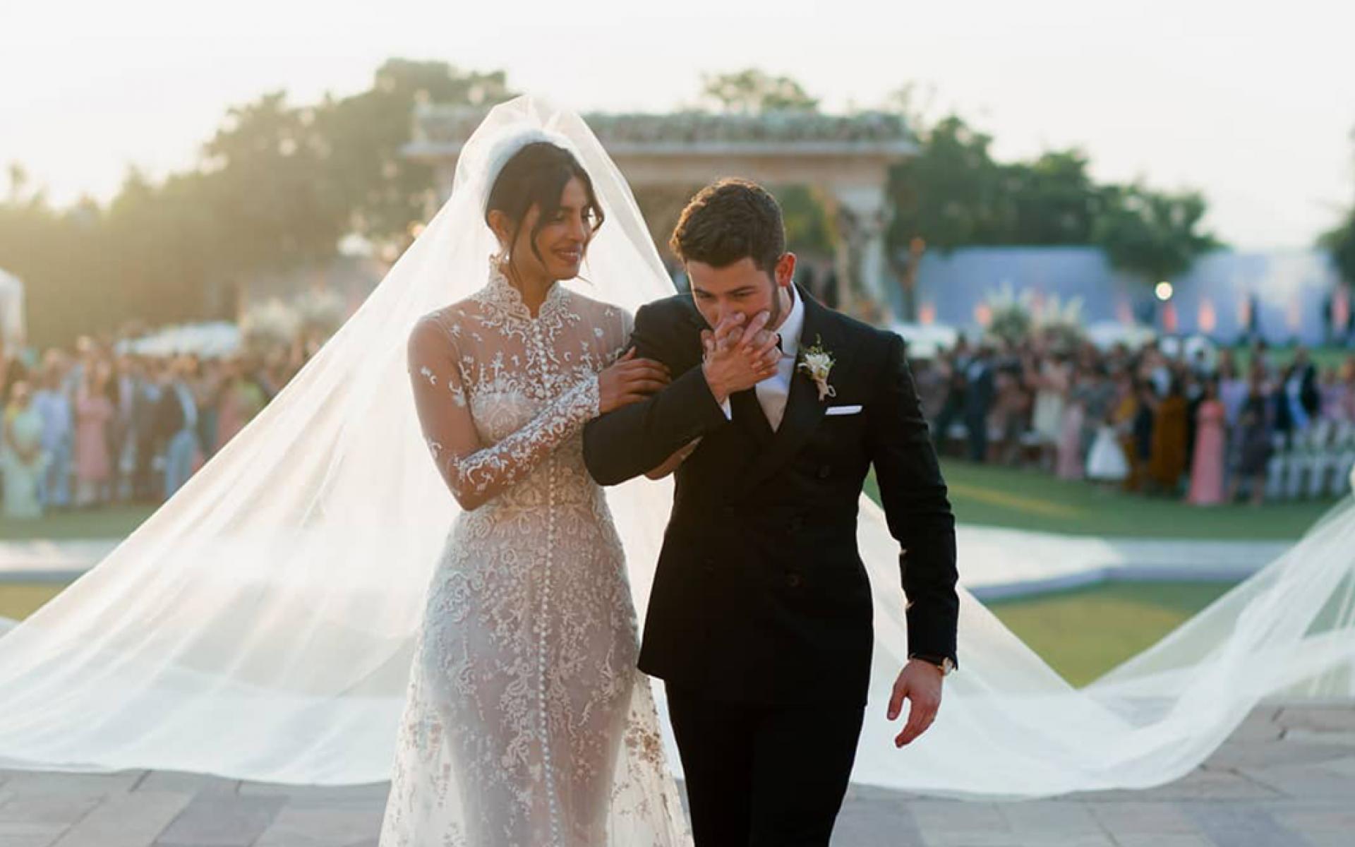 كما صمم فستان زفاف بريانكا شوبرا وبدلة زوجها نيك جوناس في يوم زفافهما