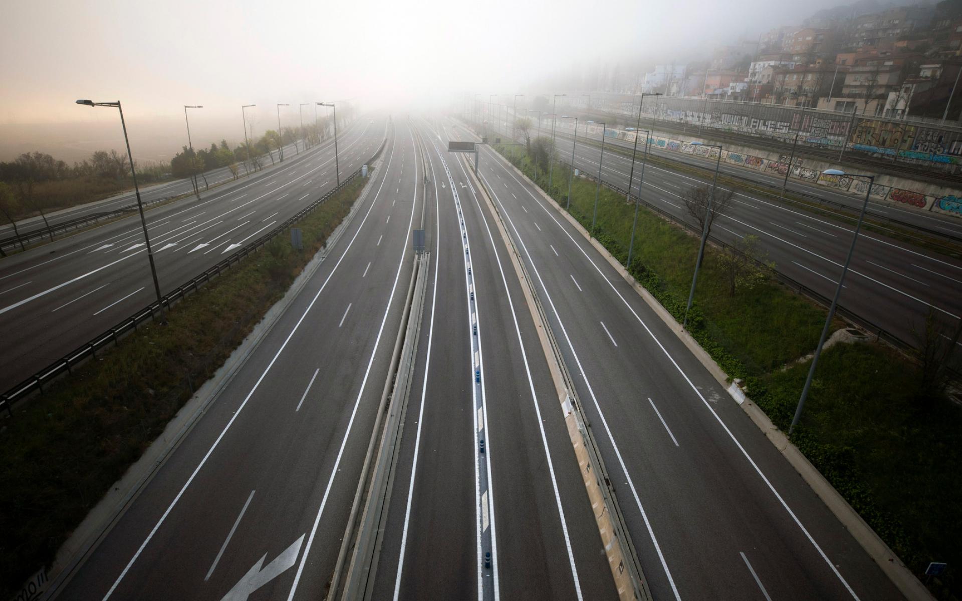 شوارع خالية من الأشخاص والسيارات بسبب ما تسبب به فيروس كورونا شوارع خالية من الأشخاص والسيارات بسبب ما تسبب به فيروس كورونا