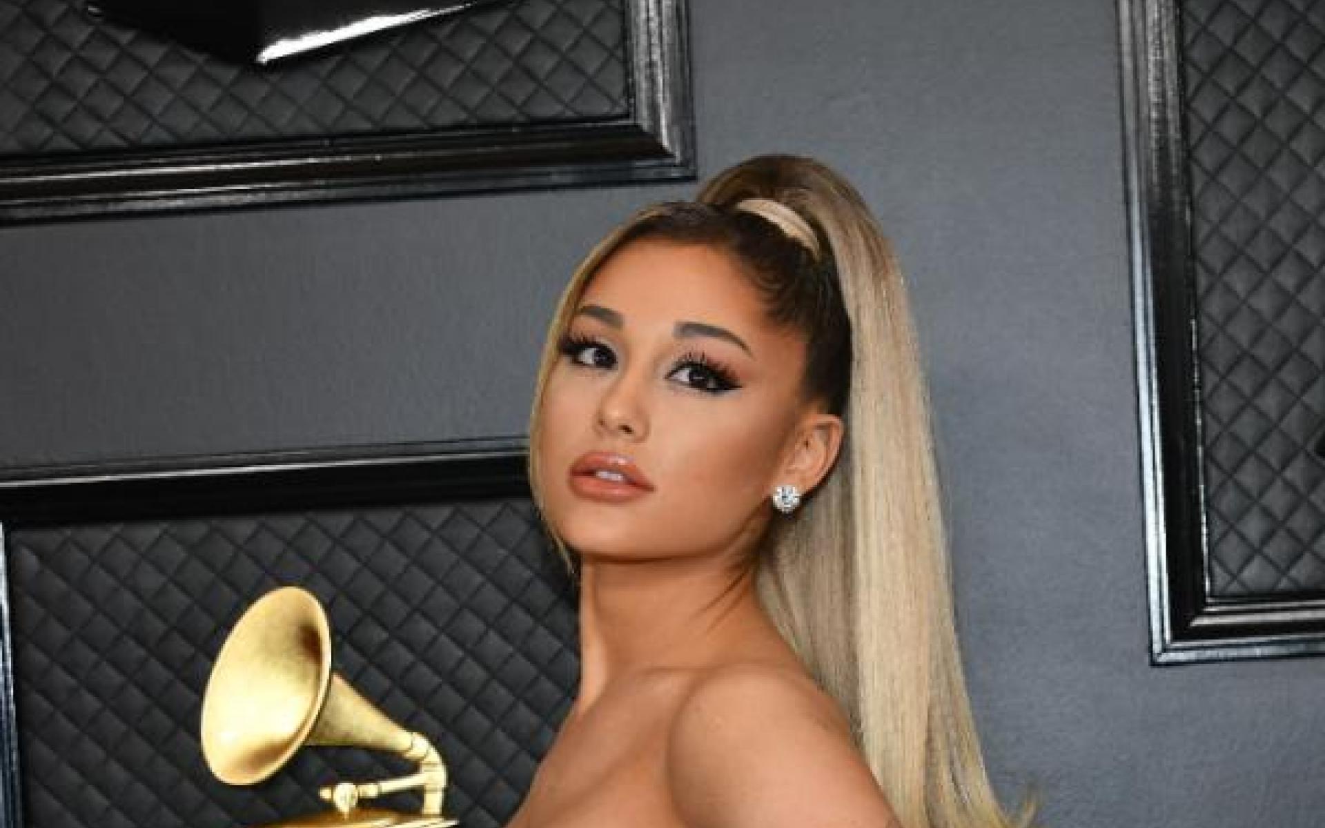 مكياج Soft glam : طبقت المغنية الأمريكية أريانا غراندي صيحة مكياج  Soft glam  والتي تناسبكِ كوصيفة للعروس فهي تعتمد على حمرة شفاه وخدود بدرجة من درجات البني اللامع مع رسمة عيون كلاسيكية مجنحة باللون الأسود. مكياج Soft glam : طبقت المغنية الأمريكية أريانا غراندي صيحة مكياج  Soft glam  والتي تناسبكِ كوصيفة للعروس فهي تعتمد على حمرة شفاه وخدود بدرجة من درجات البني اللامع مع رسمة عيون كلاسيكية مجنحة باللون الأسود.