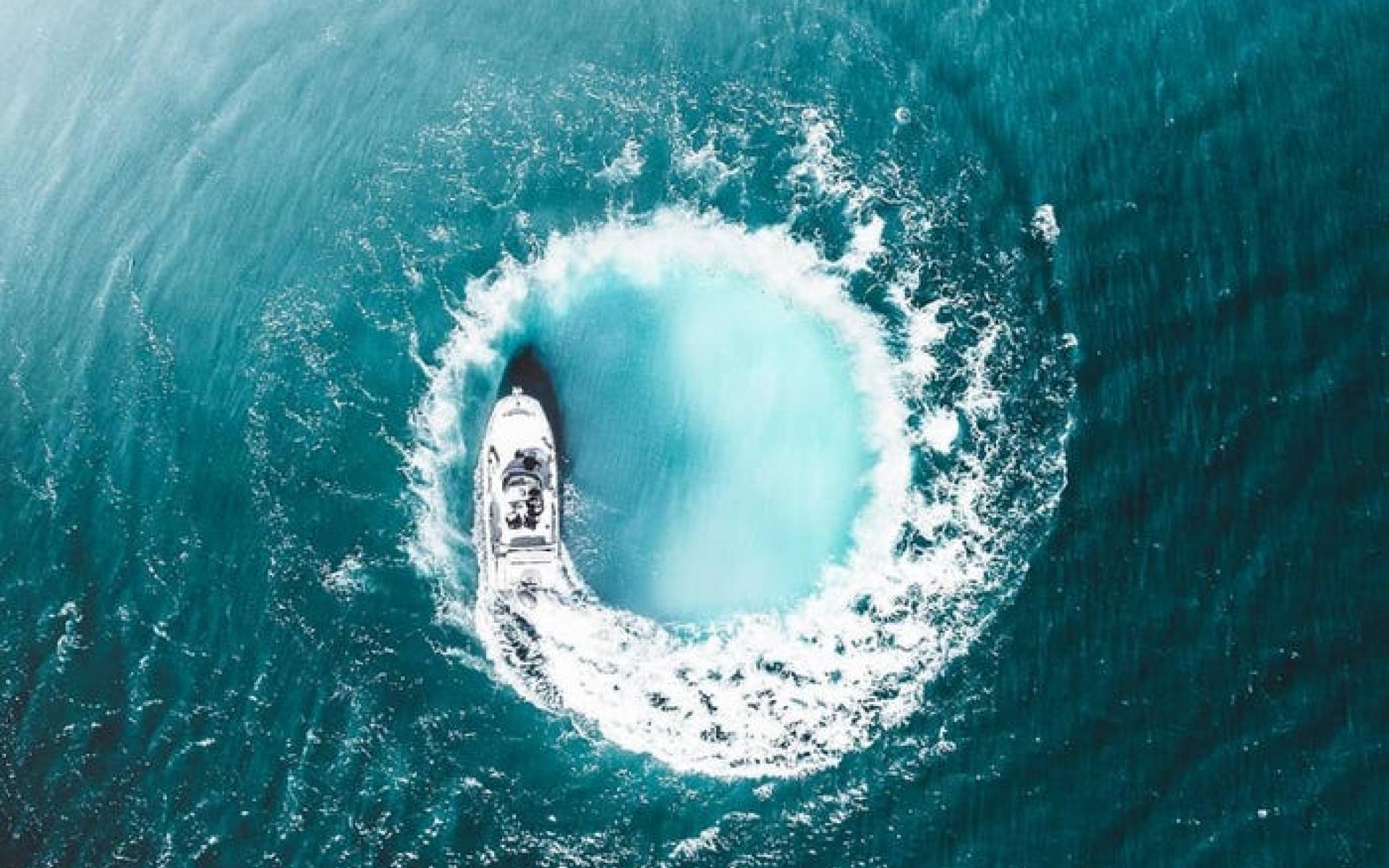 صورة لقارب في المحيط صورة لقارب في المحيط