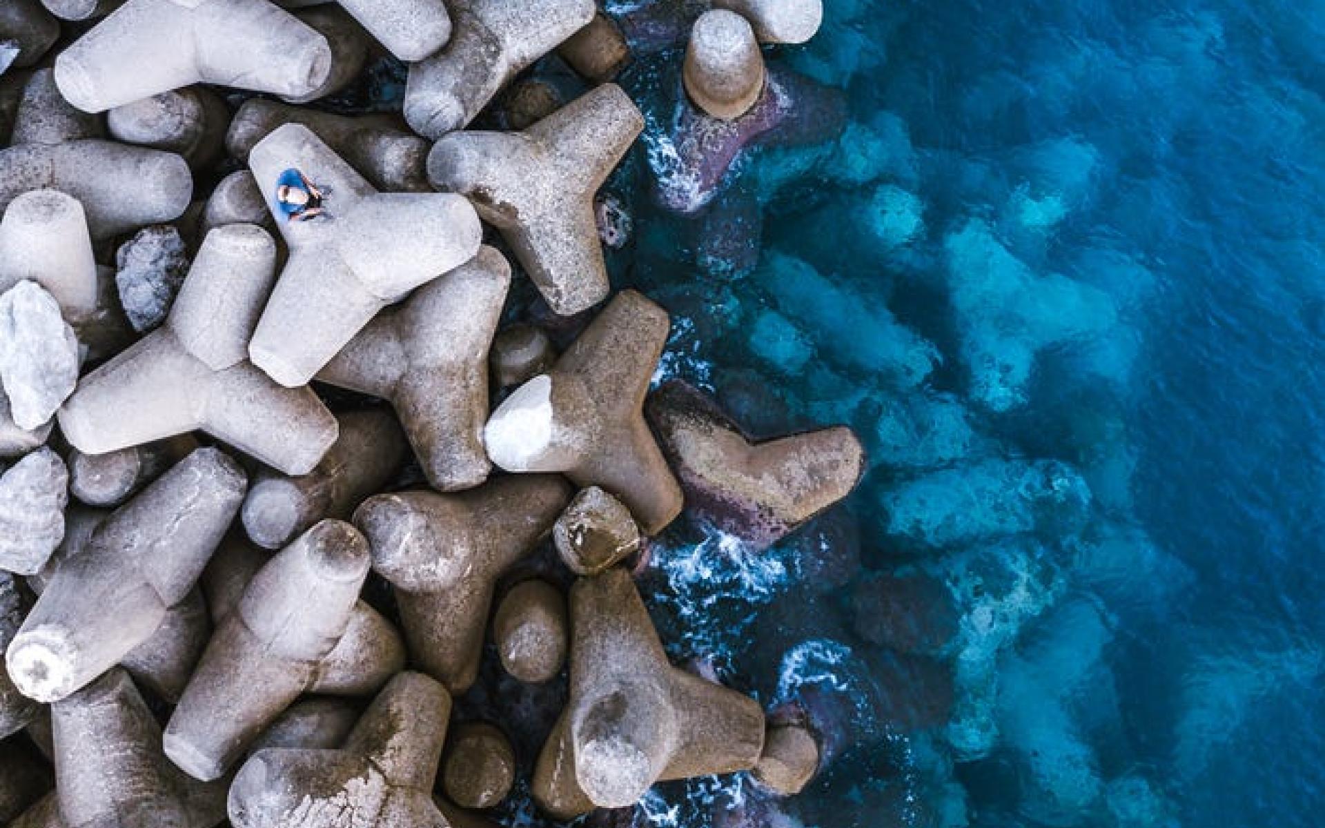 رصيف صغير على ساحل أمالفي بإيطاليا رصيف صغير على ساحل أمالفي بإيطاليا