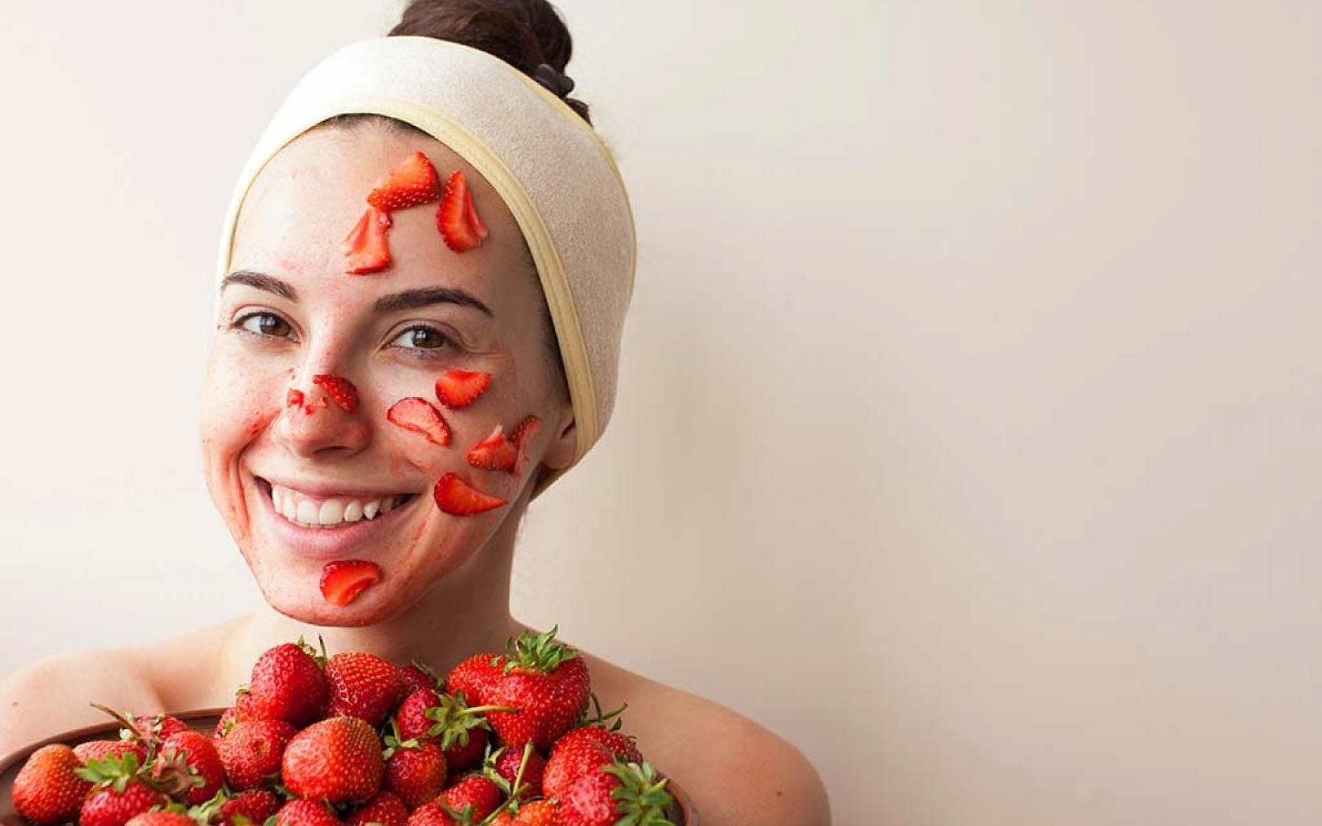 6- مقشر طبيعي لبشرة الجلد: تساعد الفراولة على تقشير البشرة وإنتاج خلايا جلدية جديدة ونضرة.