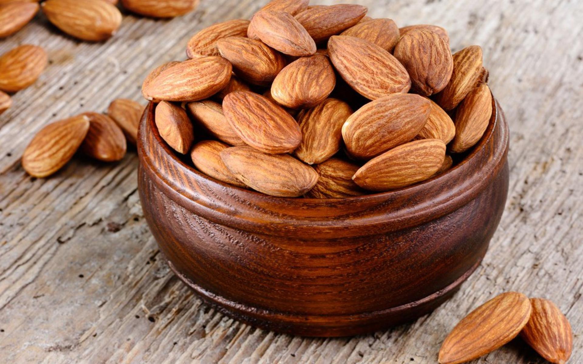 3- اللوز: يتسم اللوز بأنه غني ب«التربتوفان»، وهو حمض أميني يفرز هرمون «الميلاتونين»، الذي يُعرف غالباً باسم هرمون النوم. كما أن اللوز غنيٌ بالماغنسيوم، الذي يخفف توتر العضلات ويدفعك للشعور بالنعاس.