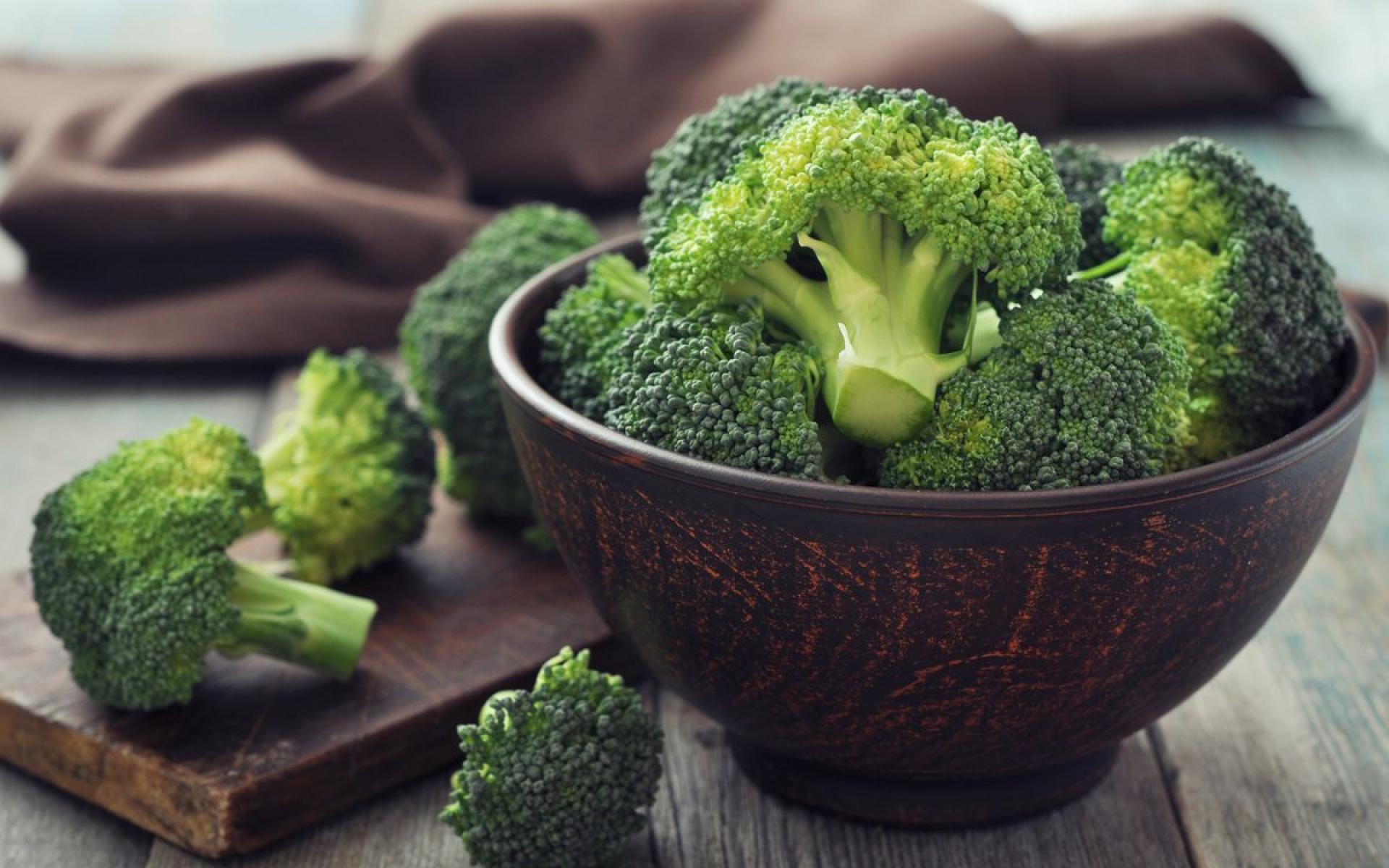 3- البروكلي: يحتوي على الكثير من مضادات الأكسدة القوية إلى جانب فيتامين جـ الأساسي في مقاومة الأمراض وخاصة نزلات البرد، لذا يجب أن تتناوليه بانتظام لتقوية مناعة جسمكِ.