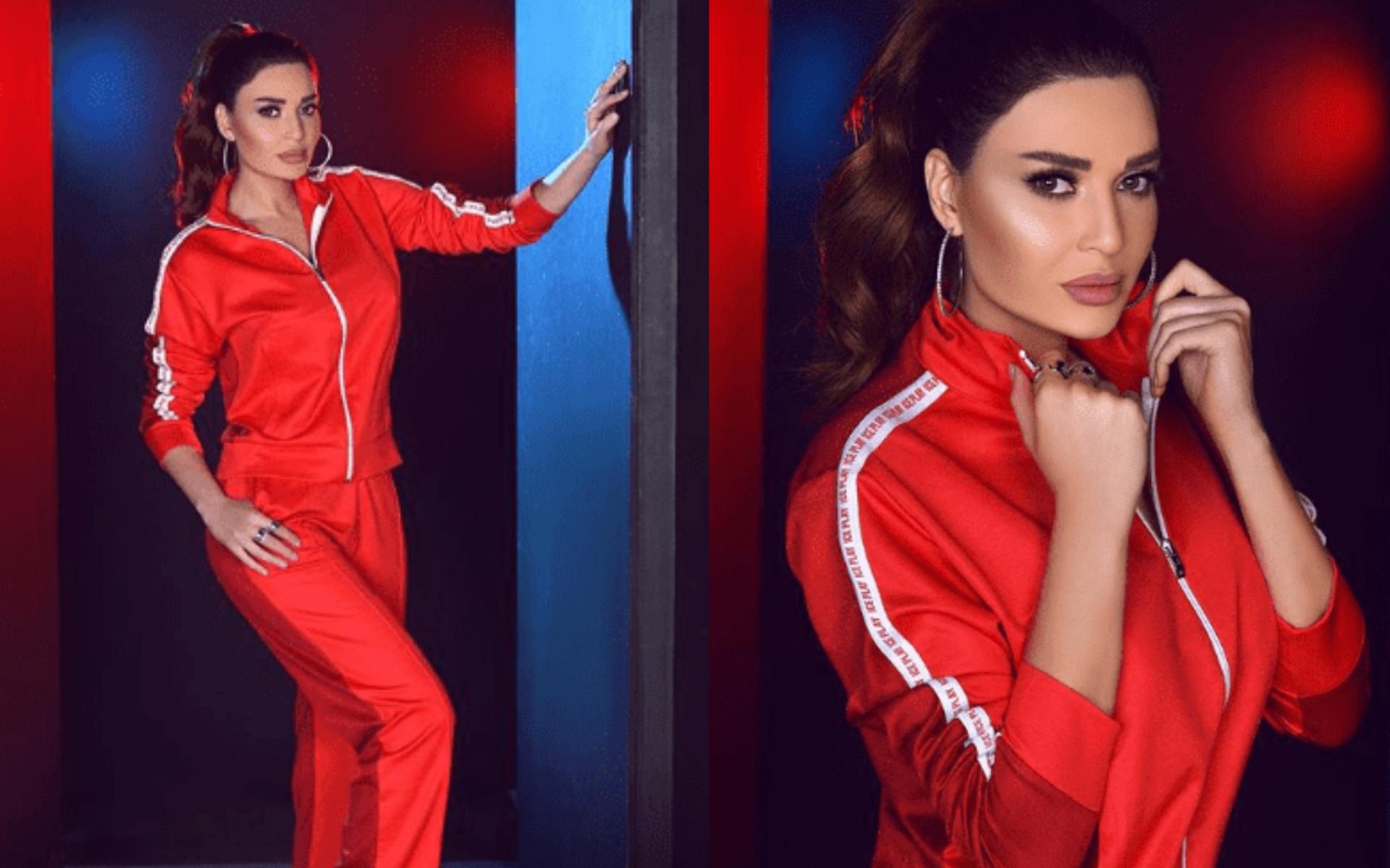 بيجاما باللون الأحمر مع تنسيق بسيط وشعر مشدود للخلف