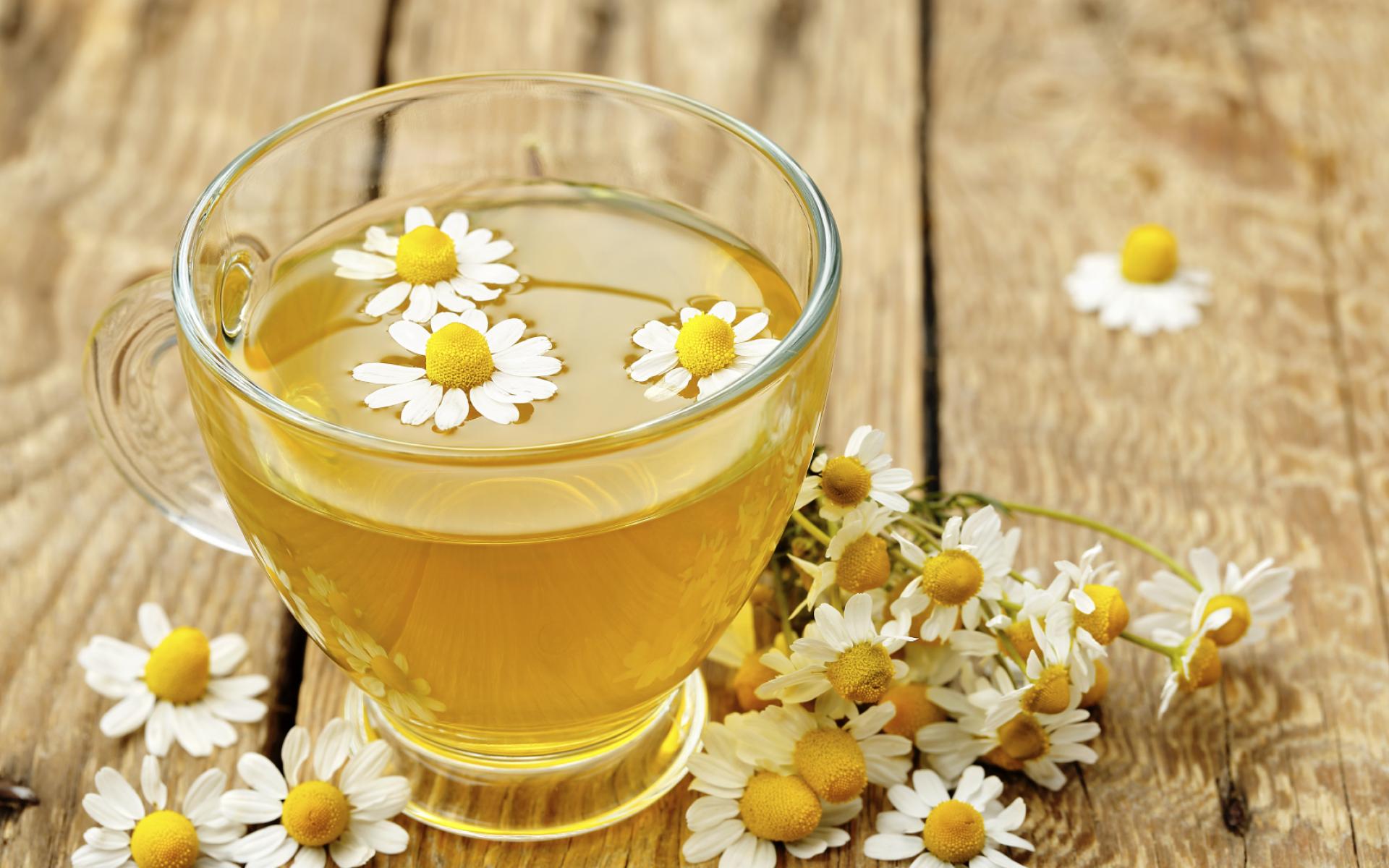 2- شاي البابونج: يحتوي البابونج على كمياتٍ كبيرةٍ من الحمض الأميني المعروف باسم «الغلايسين». ولهذا الحمض تأثيرٌ مهدئ للعضلات والجهاز العصبي.