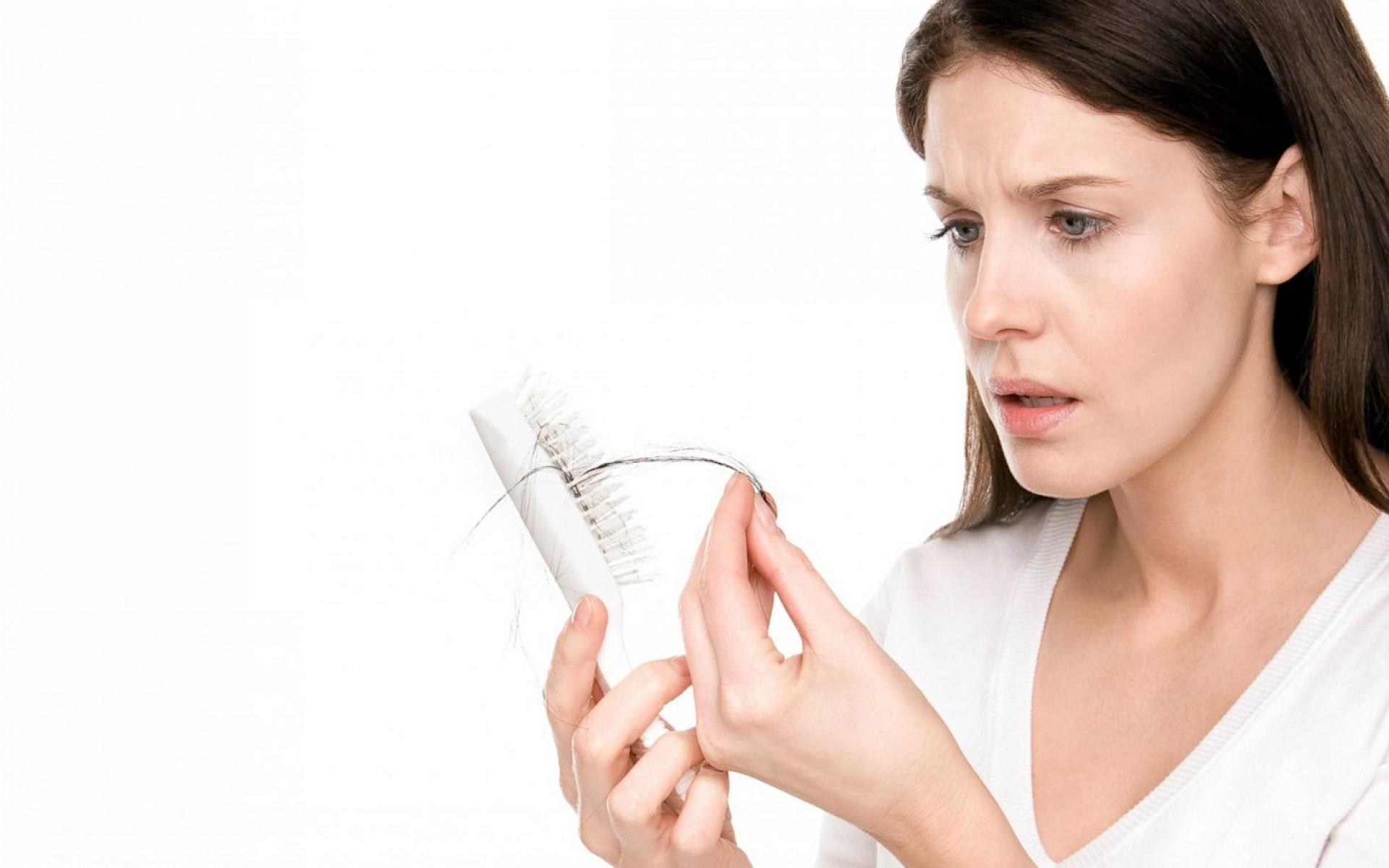 علاج تساقط الشعر: التعرض اليومي للعوامل البيئية المختلفة كالهواء وأشعة الشمس والرطوبة يضعف من قوة الشعر ويتسبب بتساقطه، نقدم لكِ وسيلةً سهلةً لحمايته من التساقط ألا وهي البابونج، يكفي أن تضعي كمية من الماء المغلي على حفنة من أزهار البابونج، اتركيها مغطاة مدة 20 دقيقة ثم قومي بتصفيتها واتركيها لتبرد قليلاً