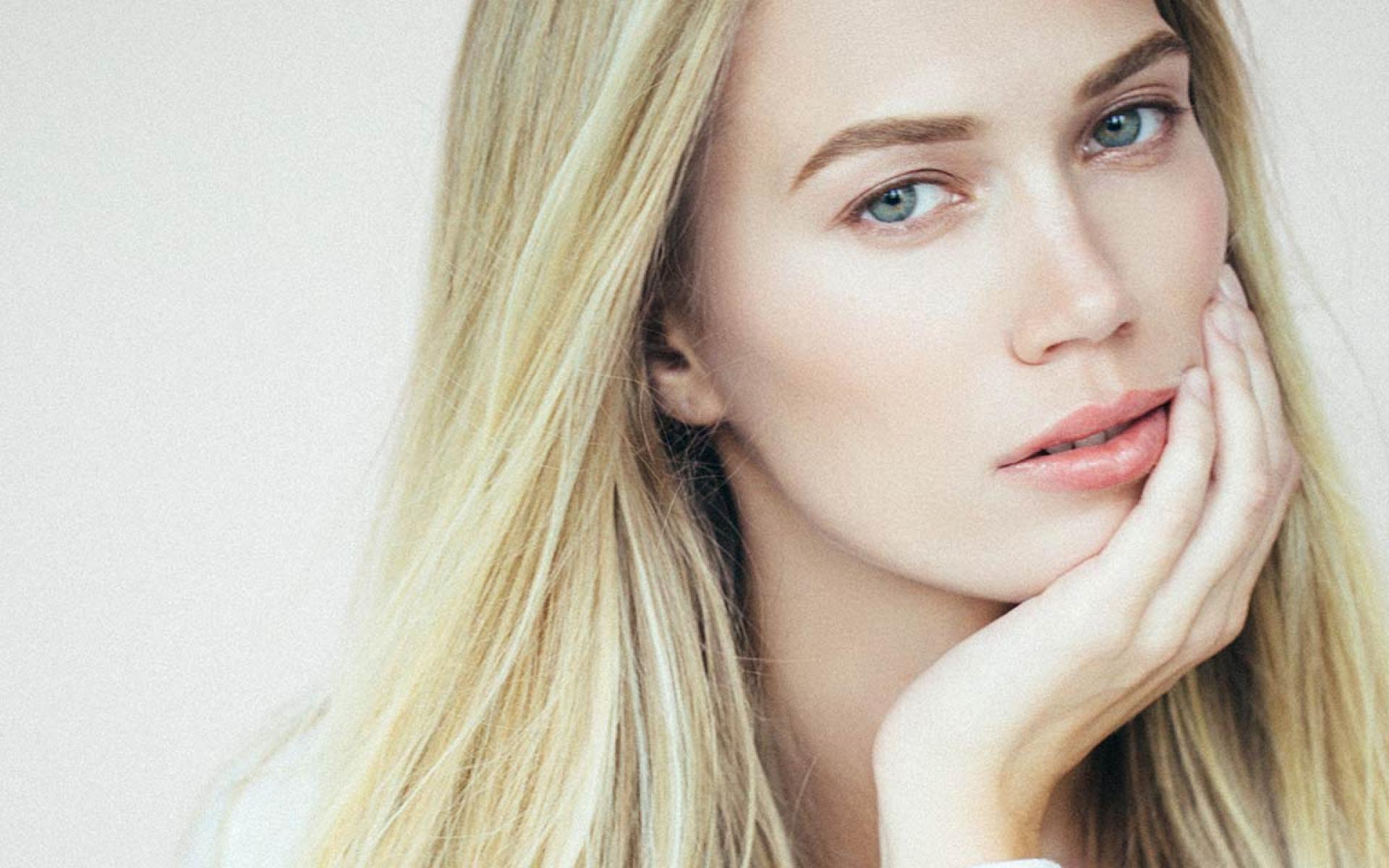 تغيير لون الشعر: كثيراً ما نرغب بتغيير لون شعرنا لكن نخاف من تأثير الصبغات الكيميائية عليه، توجد حلول بديلة لذلك باستخدام المواد الطبيعية ويعد البابونج من أفضلها.