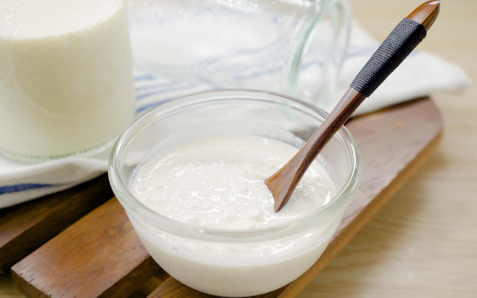 2- الحليب: اخلطي القليل من الزبادي أو الرايب الطبيعي مع زبدة الحليب والكريمة، وطبّقي الخليط على يديكِ لمدّة خمس عشرة دقيقة، ثمّ اغسليهما بالماء البارد،. ينعّم الماسك البشرة ويجدد خلاياها.