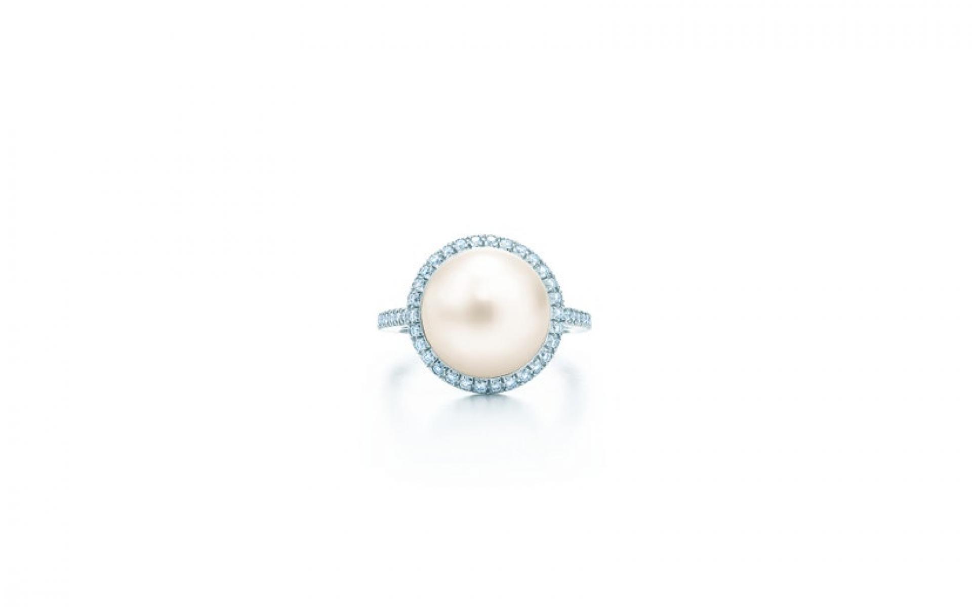 Tiffany & Co: خاتم من البلاتين واللؤلؤ والماس الرائع.