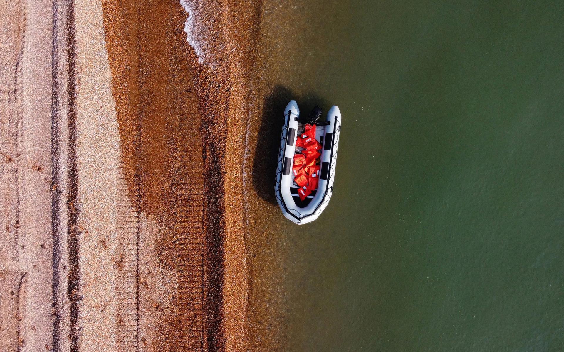 صورة جوية تُظهِرُ زورقًا قابلًا للنفخ مهجورًا مؤخرًا ، يستخدمه المهاجرون للعبور من فرنسا إلى إنجلترا. 14 سبتمبر 2020 صورة جوية تُظهِرُ زورقًا قابلًا للنفخ مهجورًا مؤخرًا ، يستخدمه المهاجرون للعبور من فرنسا إلى إنجلترا. 14 سبتمبر 2020