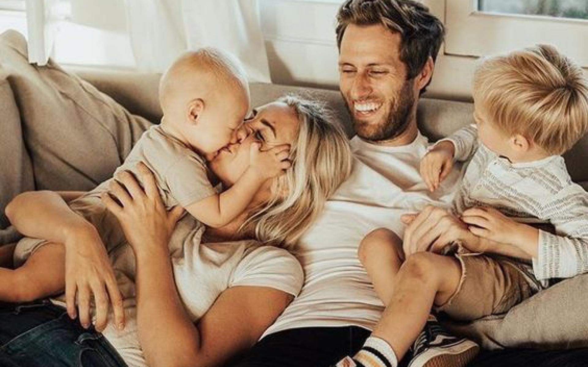 تعزيز علاقتك: بالإضافة لما ذُكر أعلاه، من المهم عدم اهمال علاقتك بشريكك، فالإغلاق وعدم التمكن من الخروج سويًا ورؤية بعضكما البعض كثيرًا، لا يعني اهمال العلاقة، فاحرصي على تعزيز علاقتكما والتحدث باستمرار واتباع نشاطات مشتركة، فقد يمكنكما الاتفاق على مشاهدة فيلم في نفس الوقت والتحدث عن طريق الفيديو وغيره.