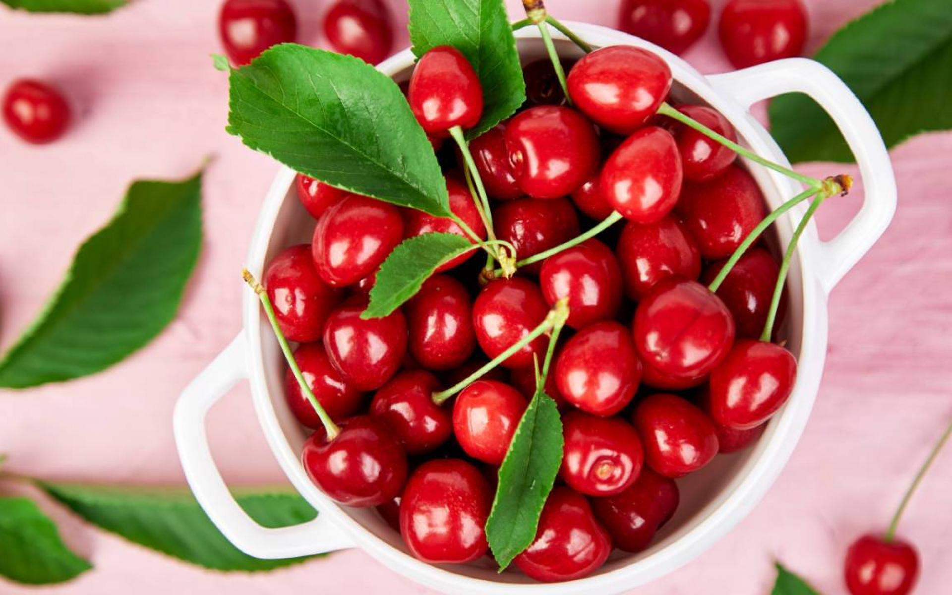  6 أطعمة تساعدك على النوم بسرعة  Cherries_envat-1280x720