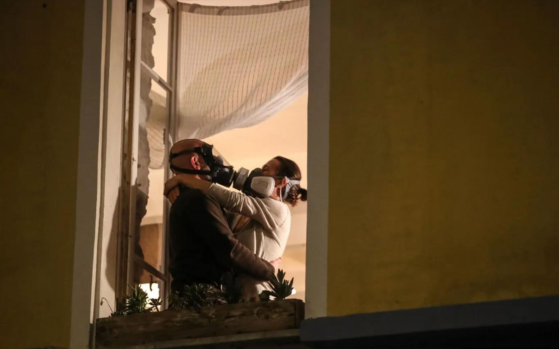 زوجان يرتديان أقنعة ويتعانقان في نيس ، مارس 2020 زوجان يرتديان أقنعة ويتعانقان في نيس ، مارس 2020