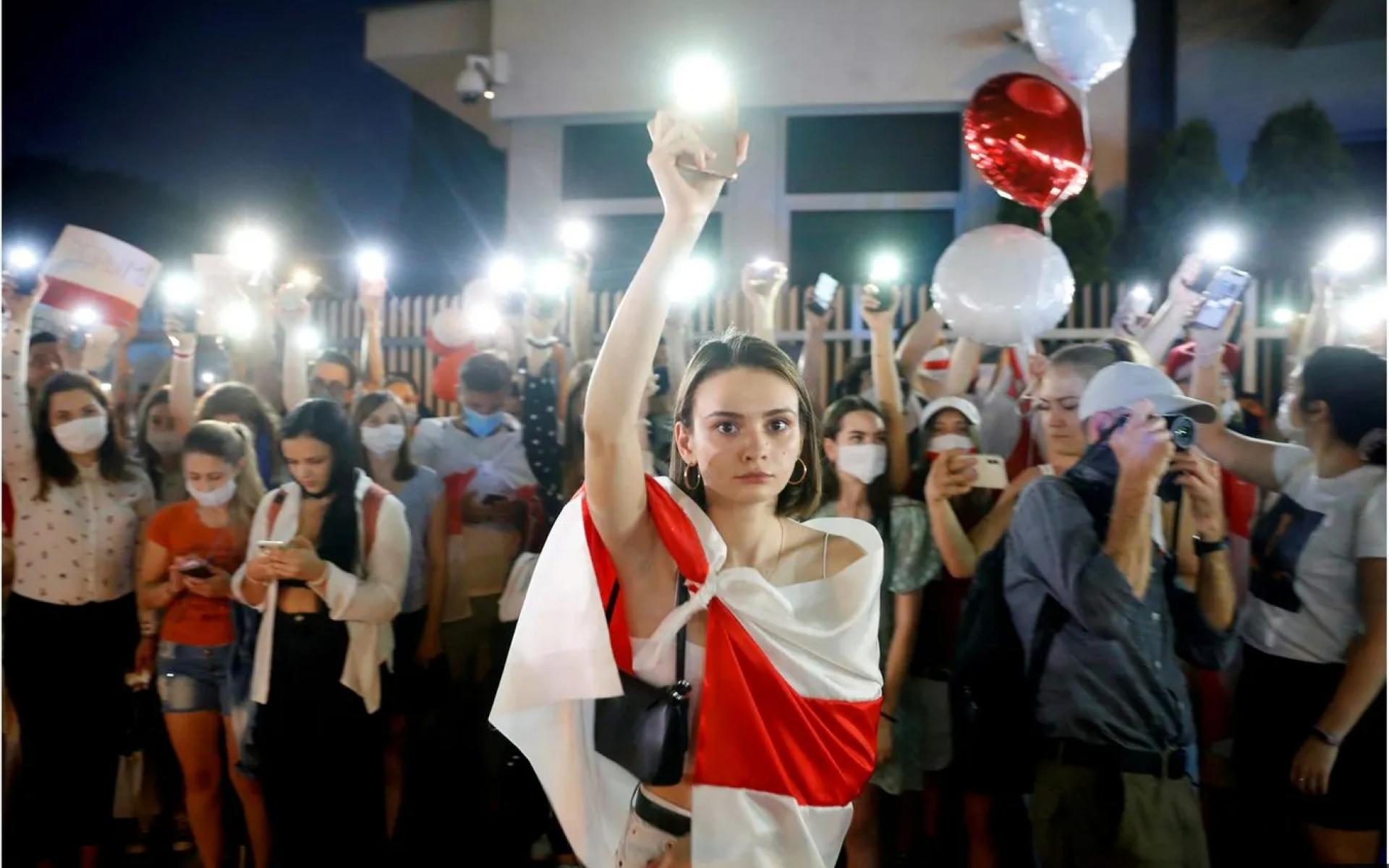 متظاهرة تمسك هاتفها خلال مسيرة بعد الانتخابات الرئاسية المتنازع عليها في بيلاروسيا ، أغسطس 2020 متظاهرة تمسك هاتفها خلال مسيرة بعد الانتخابات الرئاسية المتنازع عليها في بيلاروسيا ، أغسطس 2020