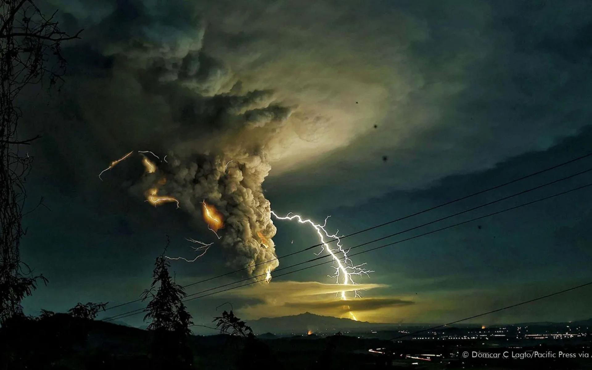 صاعقة البرق فوق مقاطعة باتانجاس أثناء ثوران بركان تال في الفلبين ، يناير 2020 صاعقة البرق فوق مقاطعة باتانجاس أثناء ثوران بركان تال في الفلبين ، يناير 2020