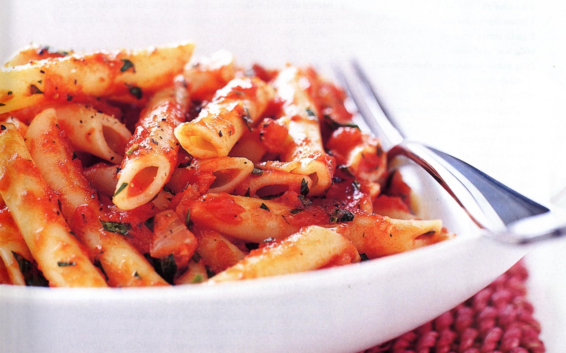 2- المعكرونة:عند اختيار صلصة المكرونة اجعل الأولوية دائماً لصلصة الطماطم، فتحتوي المكرونة على الحديد، والطماطم غنية بفيتامين "سي". 2- المعكرونة: عند اختيار صلصة المكرونة اجعل الأولوية دائماً لصلصة الطماطم، فتحتوي المكرونة على الحديد، والطماطم غنية بفيتامين "سي".