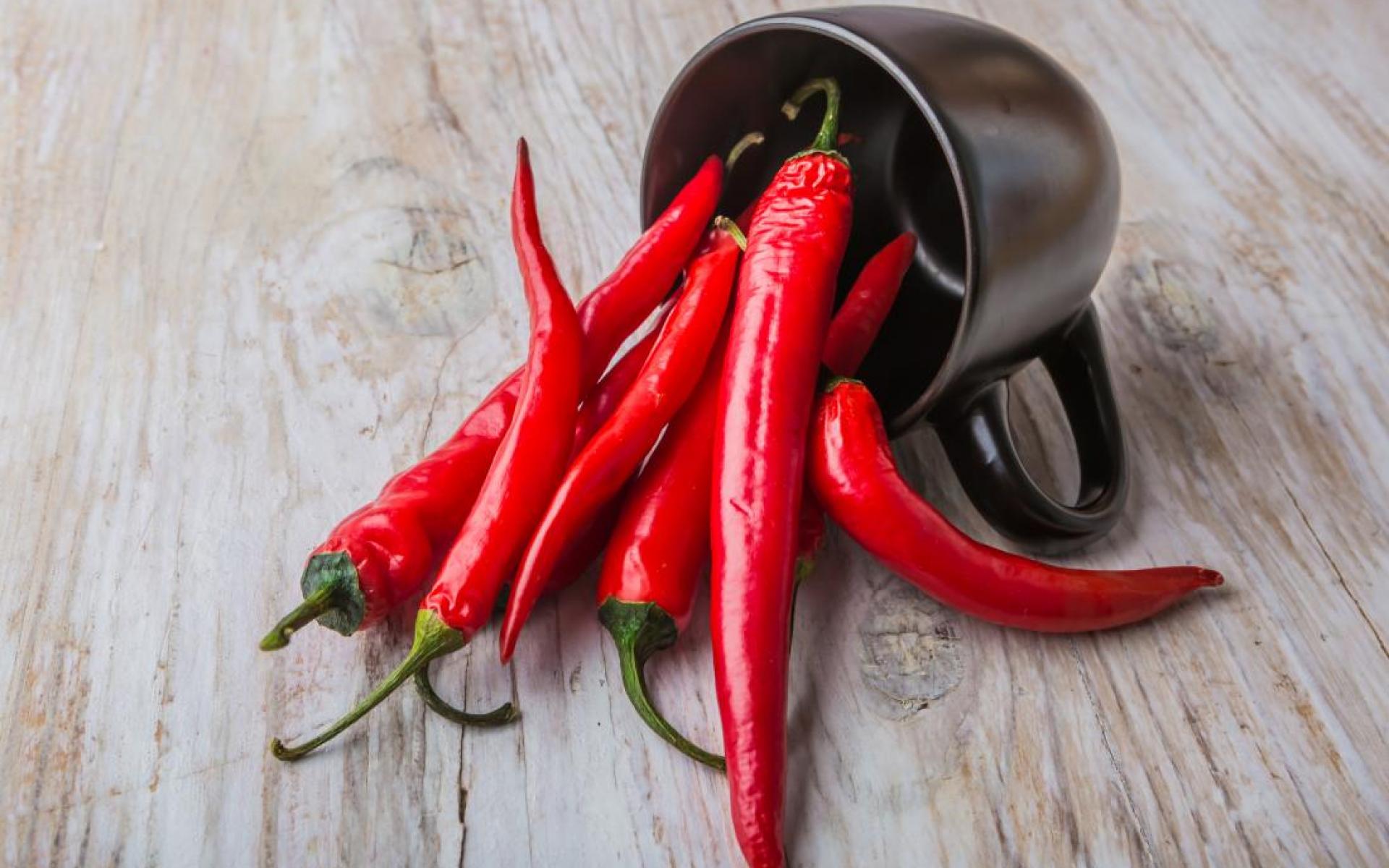 4- الفلفل الأحمر: من أفضل مصادر فيتامين جـ خاصة للأشخاص الذين لا يتناولون الفواكه لتجنب السكر فيها، وهو مقوي ممتاز لمناعة جسمكِ.