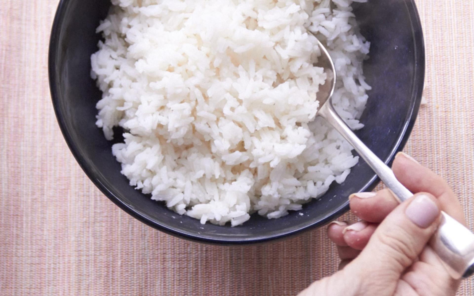 3- الأرز: سواء كنت تفضل الأرز الأبيض أو البني ليستفيد جسمك من الحديد الذي يحتويه احرص على أكله مع البازلاء أو الطماطم أو الفلفل, فتحتوي كل 100 جرام من البازلاء على كل احتياجات جسمك اليومية من فيتامين "سي". 3- الأرز: سواء كنت تفضل الأرز الأبيض أو البني ليستفيد جسمك من الحديد الذي يحتويه احرص على أكله مع البازلاء أو الطماطم أو الفلفل, فتحتوي كل 100 جرام من البازلاء على كل احتياجات جسمك اليومية من فيتامين "سي".