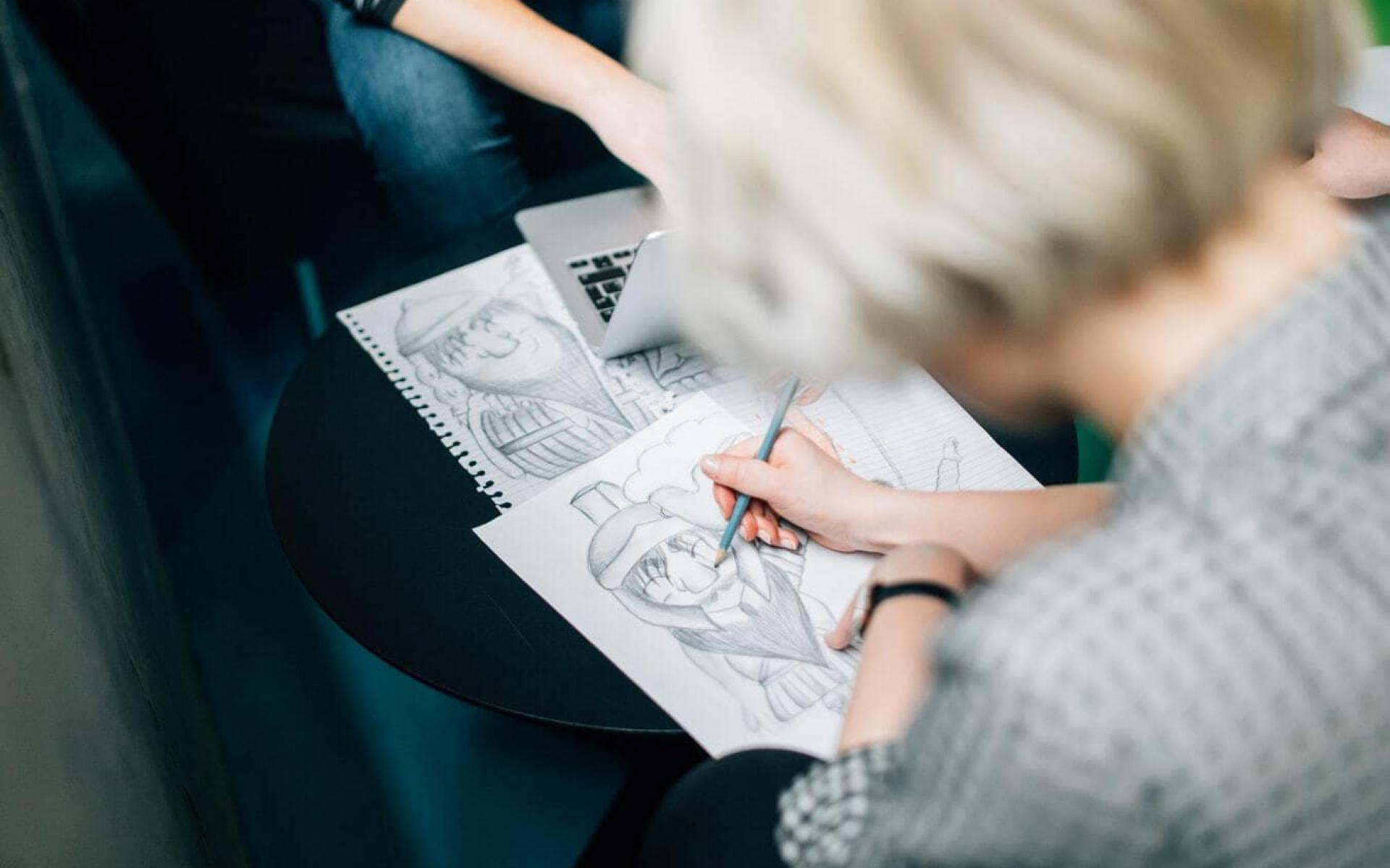 تعلم الرسم يعد تعلم الرسم طريقة علاجية أخرى لقضاء وقتك. ويمكن شراء مجموعات الطلاء واللوحات بسعر رخيص على الإنترنت، وهناك دروس لمساعدة الأشخاص من جميع الأعمار. كما تعرض قنوات YouTube المختلفة مثل WowArt كيفية تحقيق أقصى استفادة من الأدوات المنزلية المختلفة مثل النكاشة القطنية، وفرش الأسنان والملاعق لتتحول إلى تحفة فنية خاصة بك. تعلم الرسم يعد تعلم الرسم طريقة علاجية أخرى لقضاء وقتك. ويمكن شراء مجموعات الطلاء واللوحات بسعر رخيص على الإنترنت، وهناك دروس لمساعدة الأشخاص من جميع الأعمار. كما تعرض قنوات YouTube المختلفة مثل WowArt كيفية تحقيق أقصى استفادة من الأدوات المنزلية المختلفة مثل النكاشة القطنية، وفرش الأسنان والملاعق لتتحول إلى تحفة فنية خاصة بك.