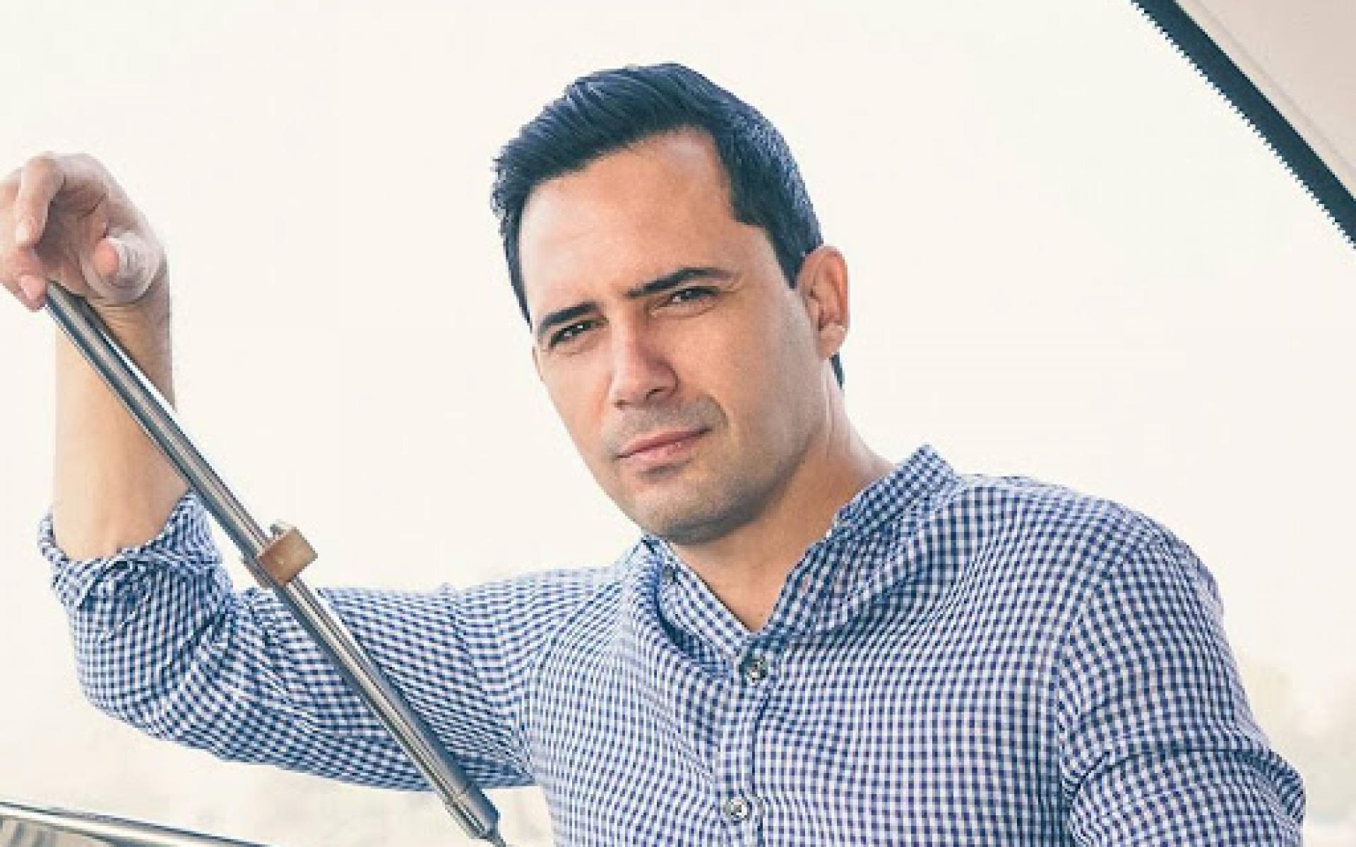 ظافر العابدين الممثل التونسي الذي يشارك حالياً في بطولة مسلسل "عروس بيروت" يعتبر من أوسم رجال العالم العربي وكان قد تصدر عدة مرات الإستفتاءات المتعلقة بالوسامة.